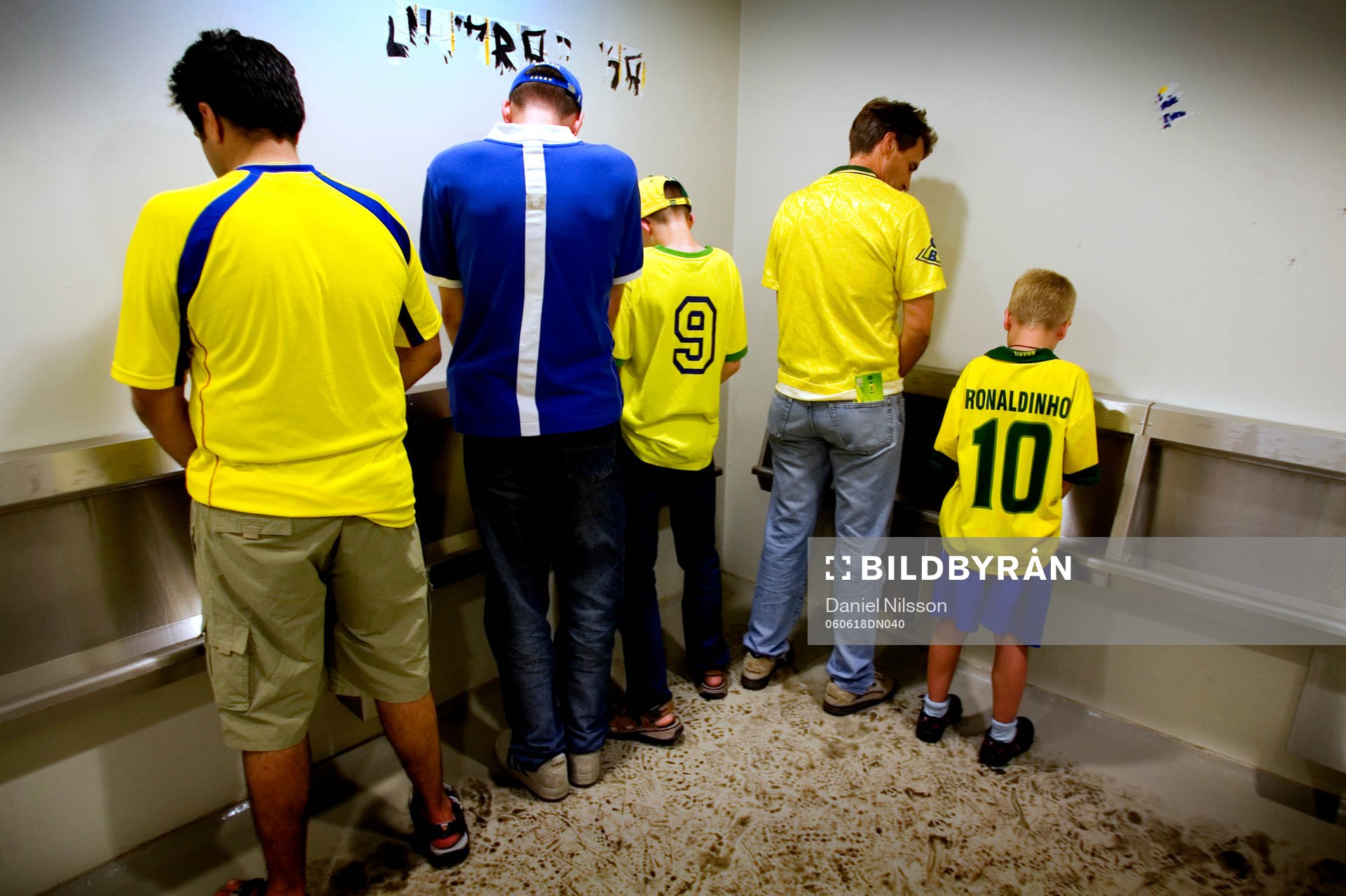 Supporters från Australien och en liten Ronaldinho lättar
