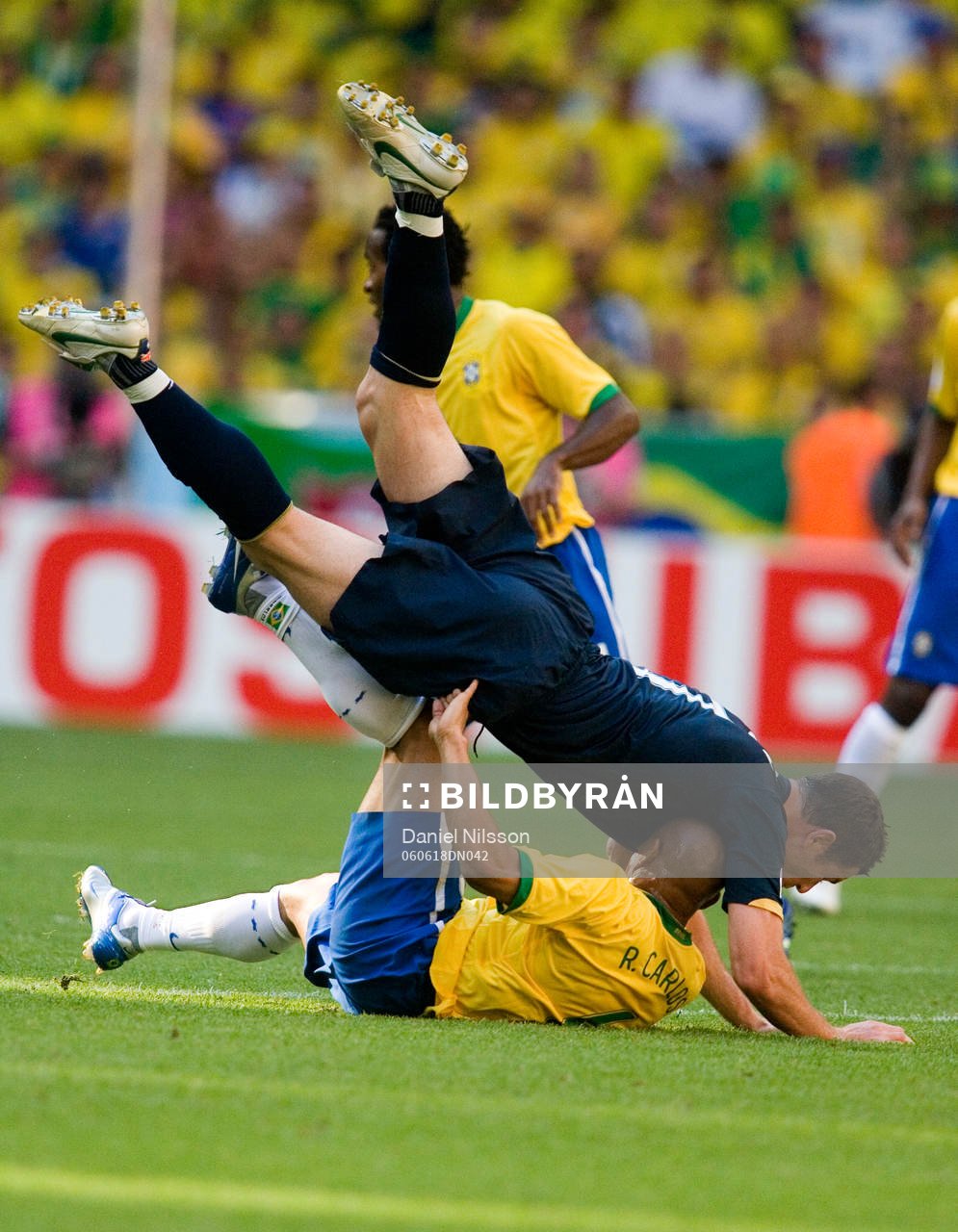 Roberto Carlos, Brasilien och Brett Emerton, Australien