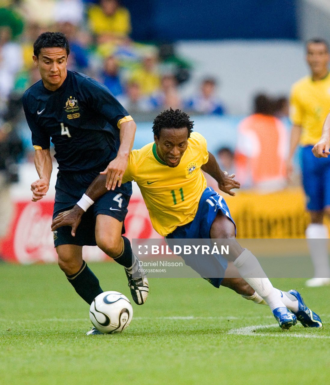 Ze Roberto, Brasilien och Tim Cahill, Australien