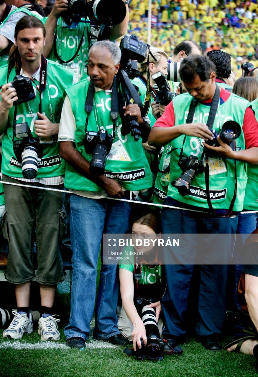 Ont om plats för fotograferna. En fotograf har hittat en