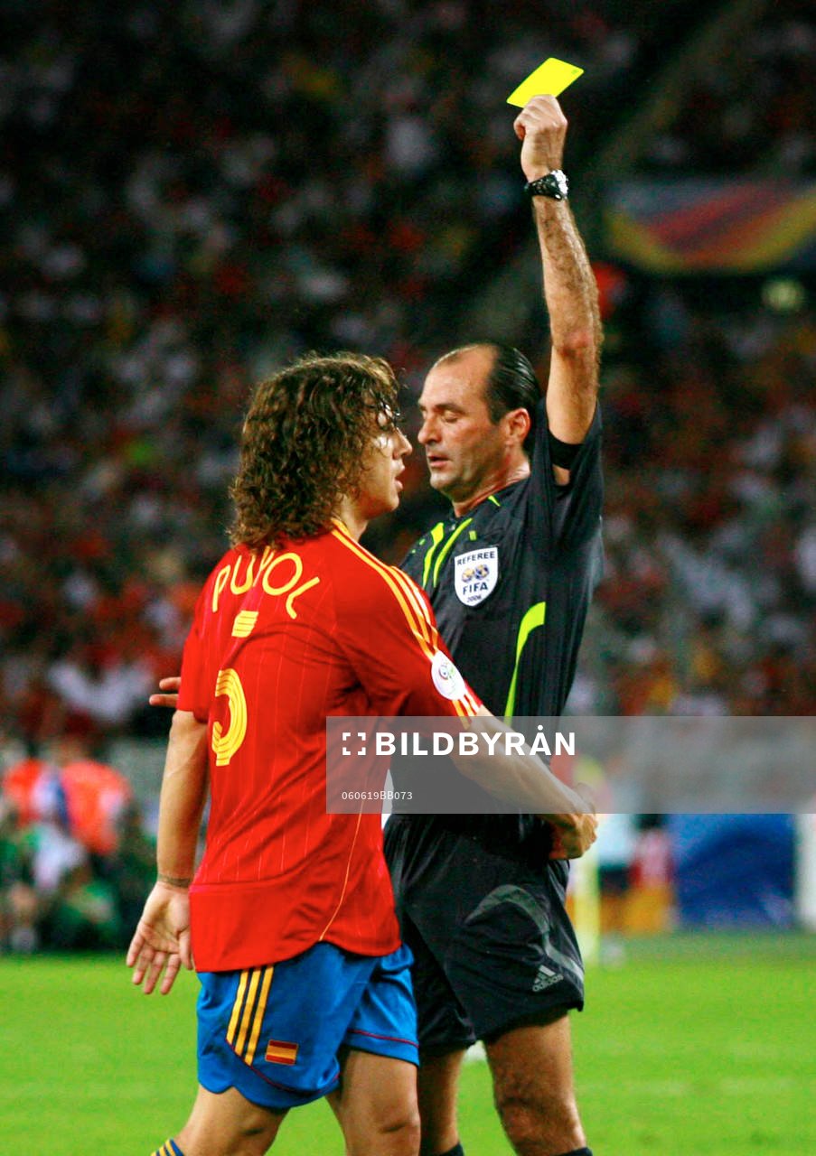 Domare ger gult kort till Carles Puyol, Spanien
