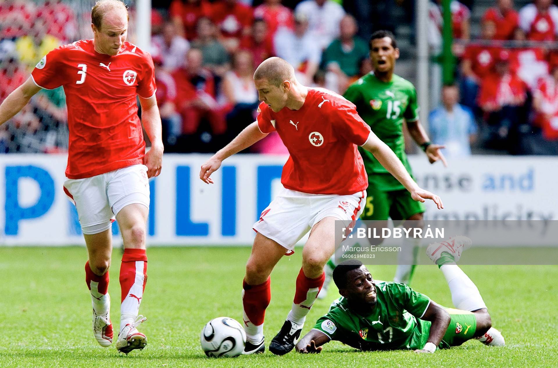 Kader Mohamed, Togo faller bakom Philippe Senderos och