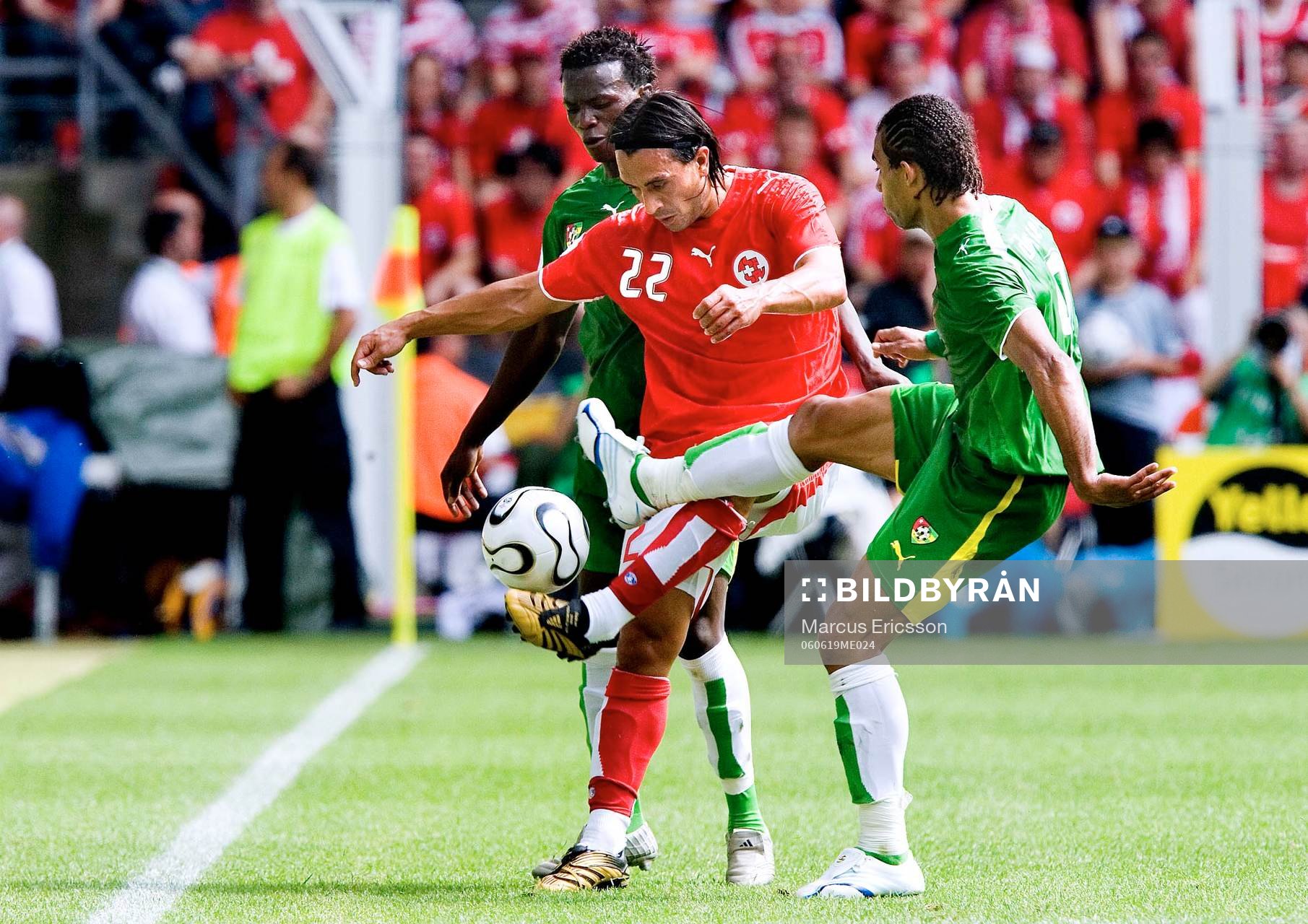 Hakan Yakin, Schweiz, Assimou Toure och Thomas Dossevi, Togo