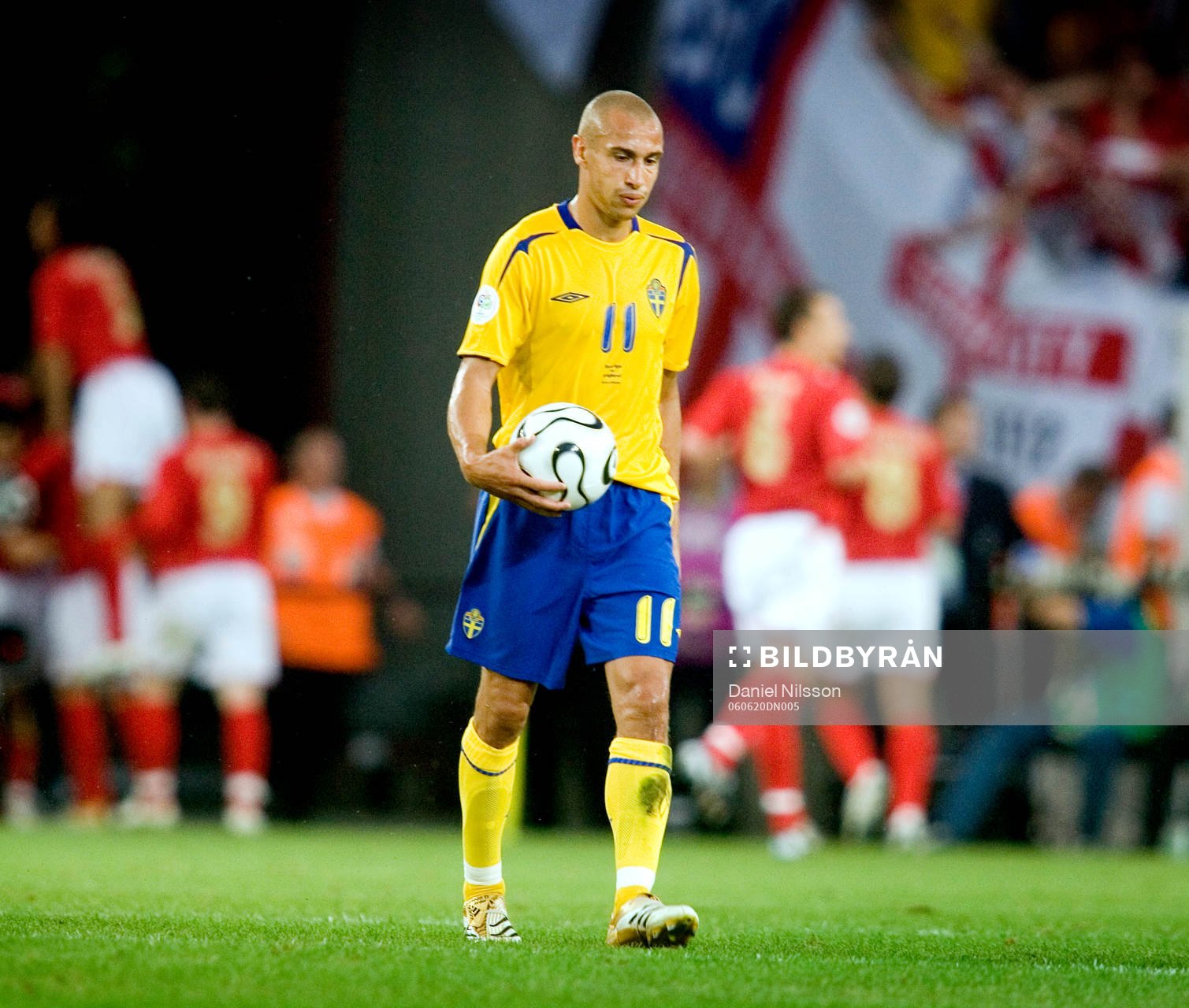 England jublar över 1-0 i bakgrunden och Henrik Larsson,