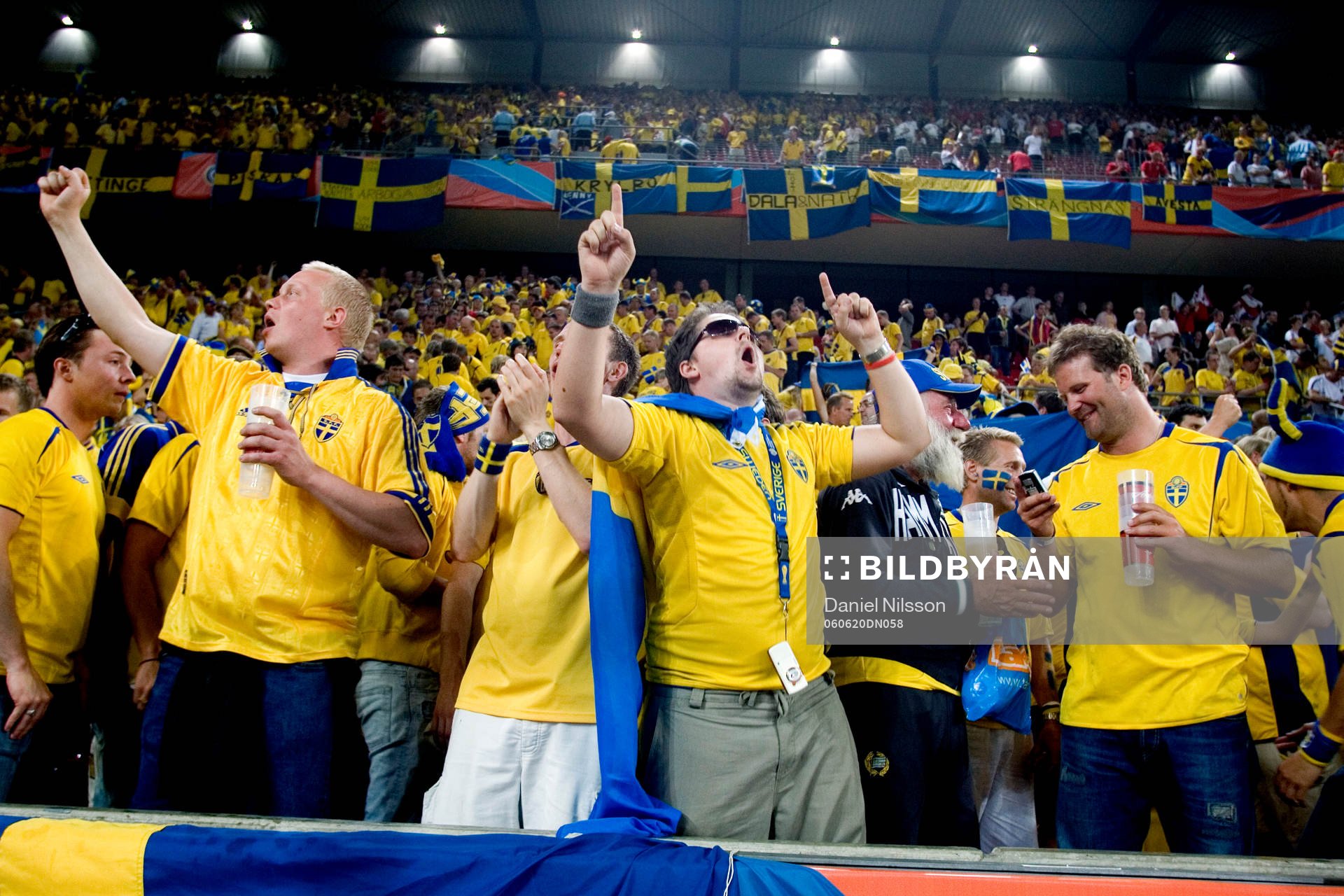 Jubel och fest hos de svenska fansen på läktaren