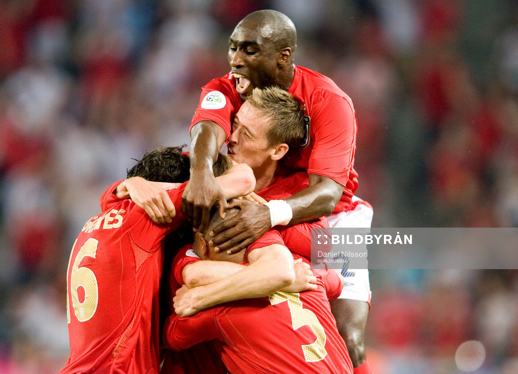   Peter Crouch och Sol Campbell, jubel i England efter 2-1 målet.