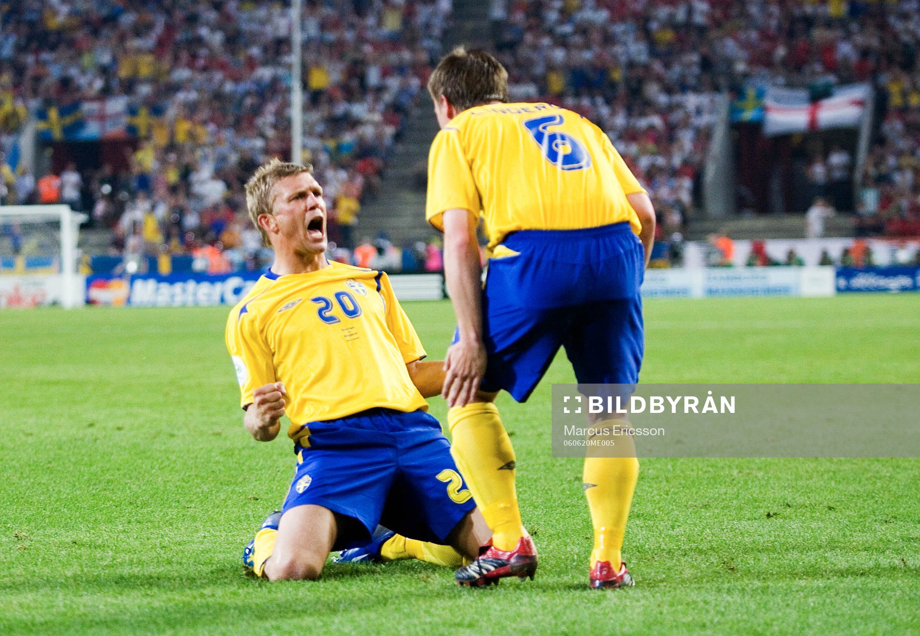 Marcus Allbäck och Tobias Linderoth, Sverige (Jubel)