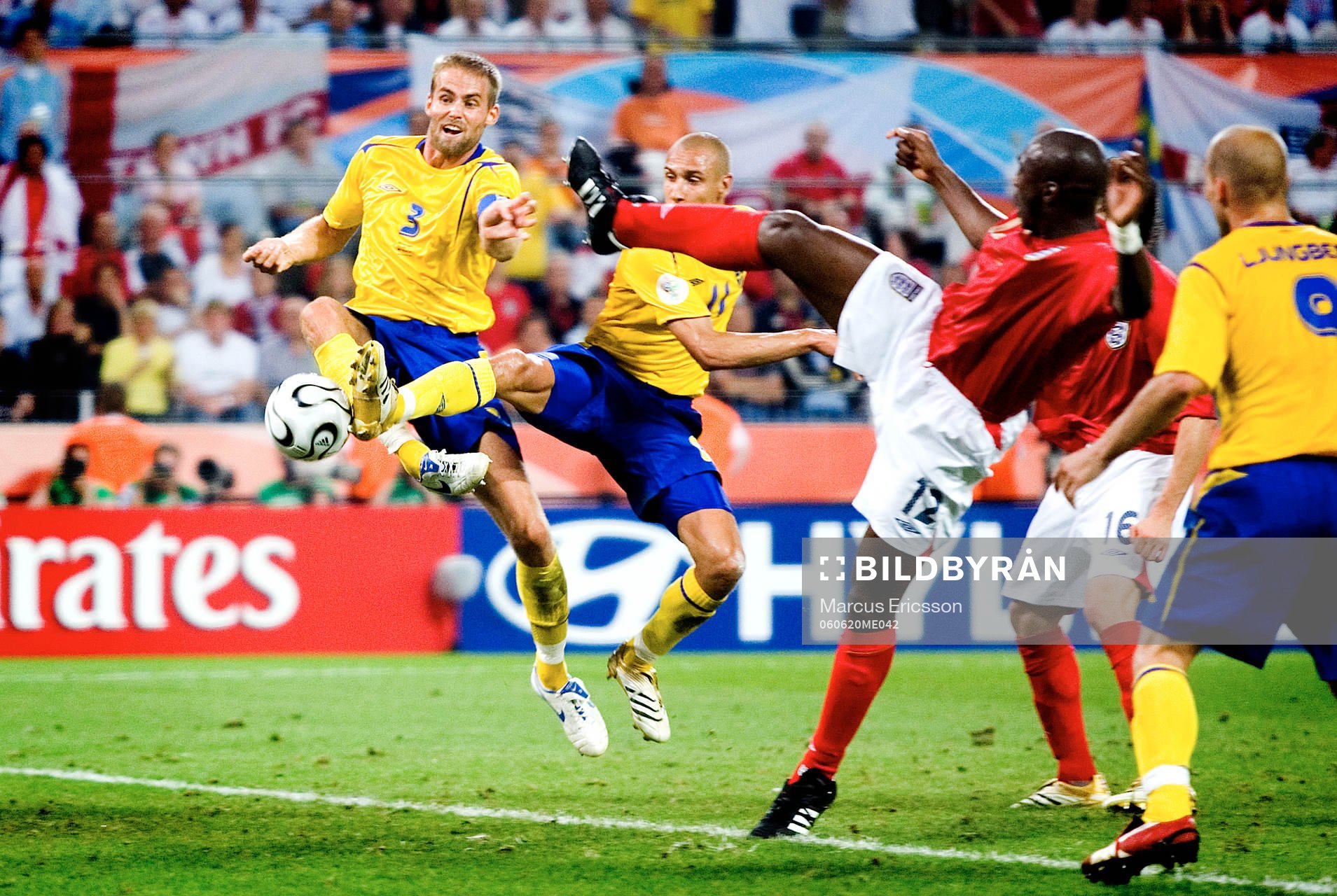 Henrik Larsson hoppar in och sparkar in bollen i mål