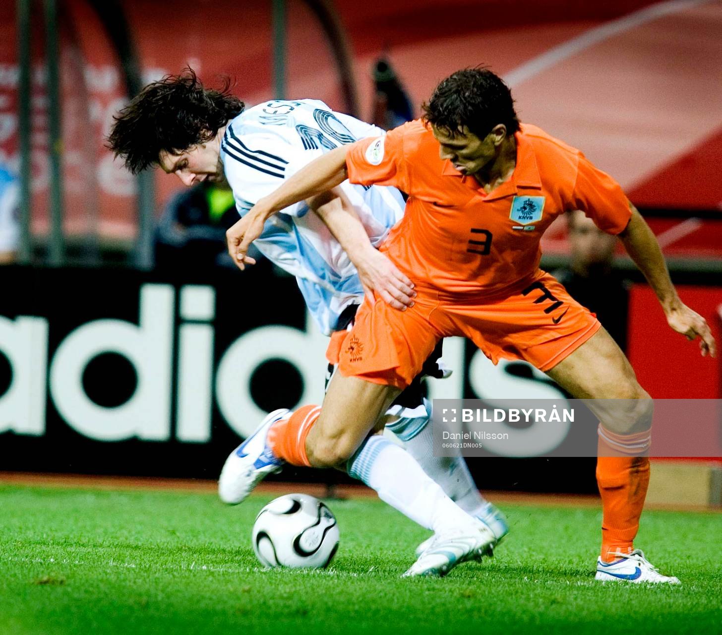 Fotboll, VM 2006, Holland - Argentina: Lionel Messi, Arentina och Khalid Boulahrouz, Holland