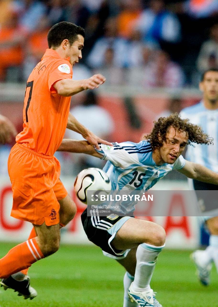 Robin van Persie, Holland och Gabriel Milito, Argentina