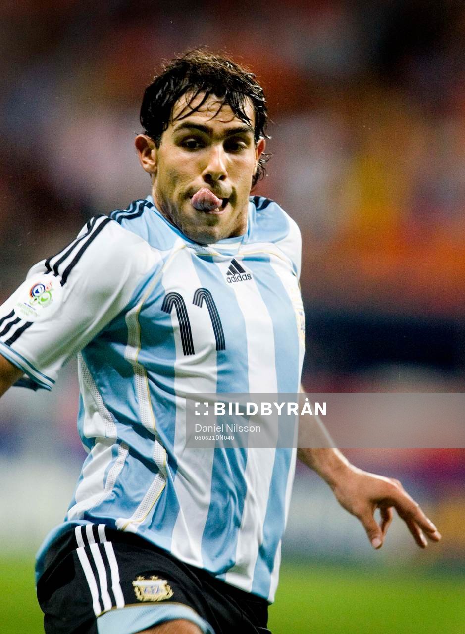 Carlos Tevez, Argentina håller tungan rätt i mun