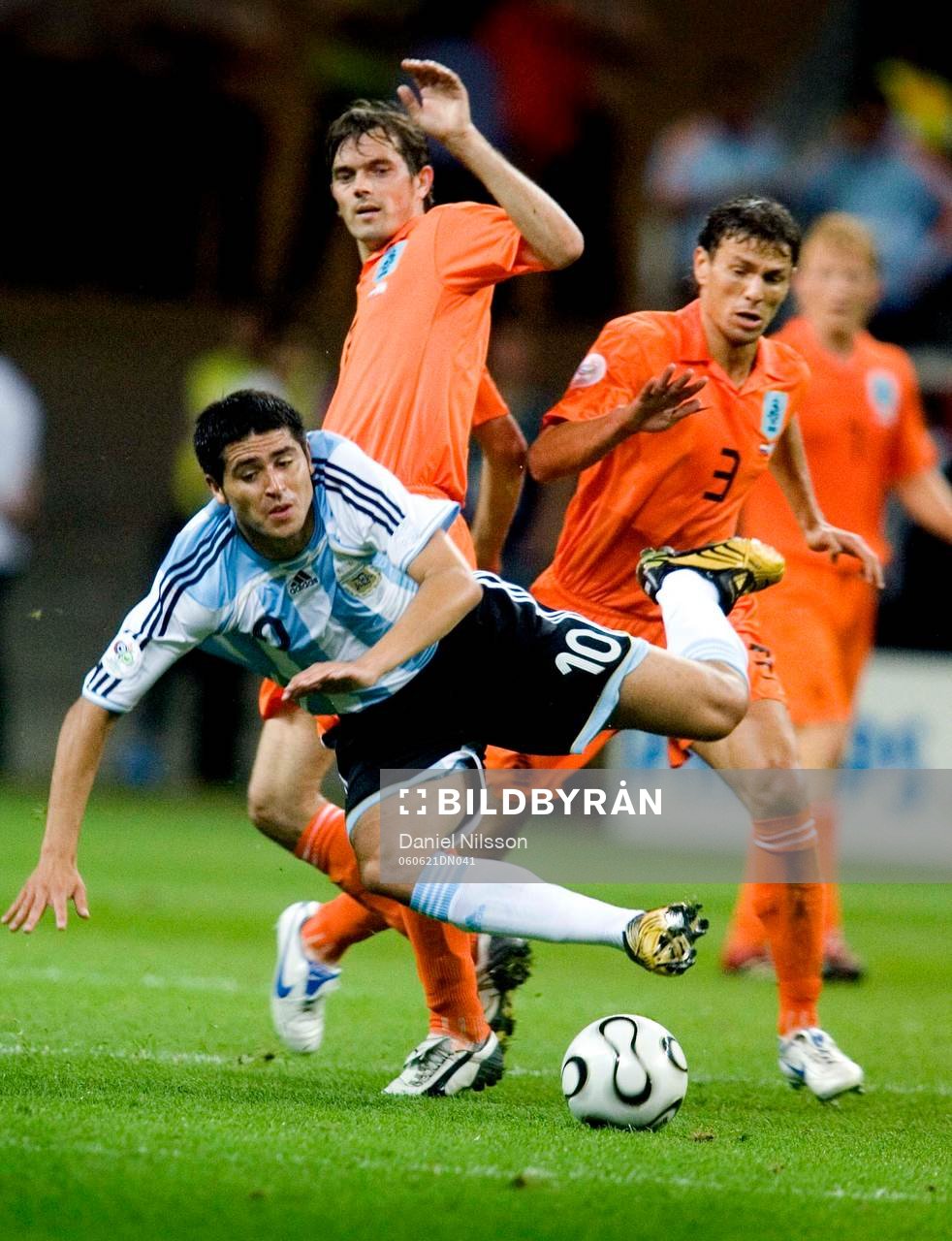 Juan Riquelme, Argentina och Philip Cocu och Khalid