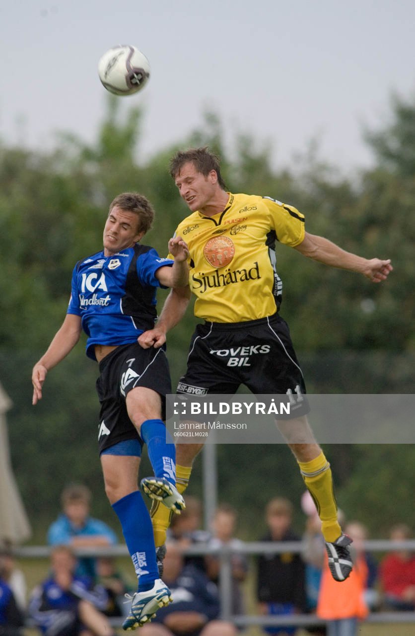 Martin Fribrock och Daniel Mobaeck nickduellerar. Nick,
