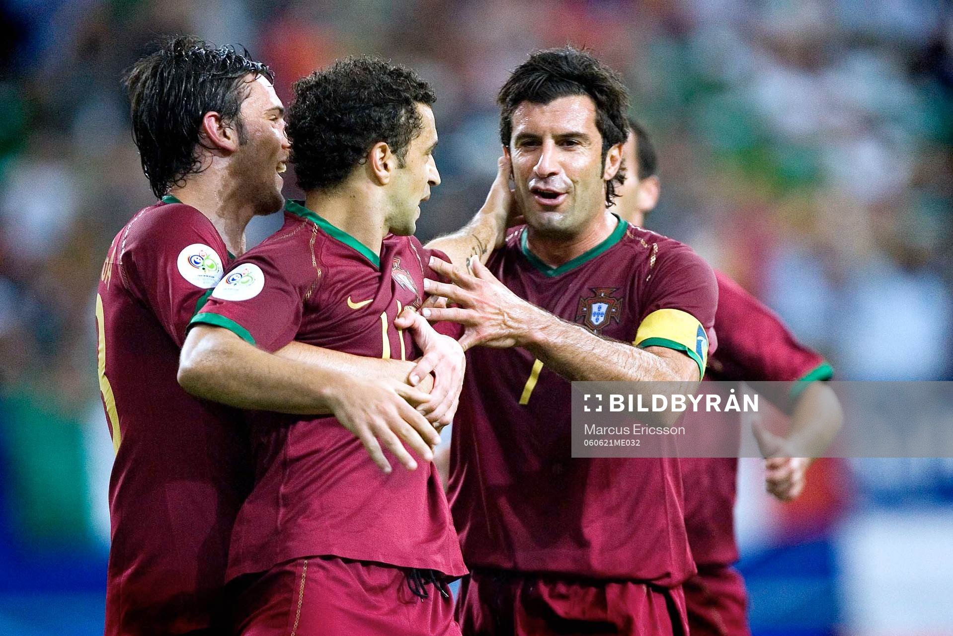Luis Figo springer fram och jublar med Sabrosa Simao som