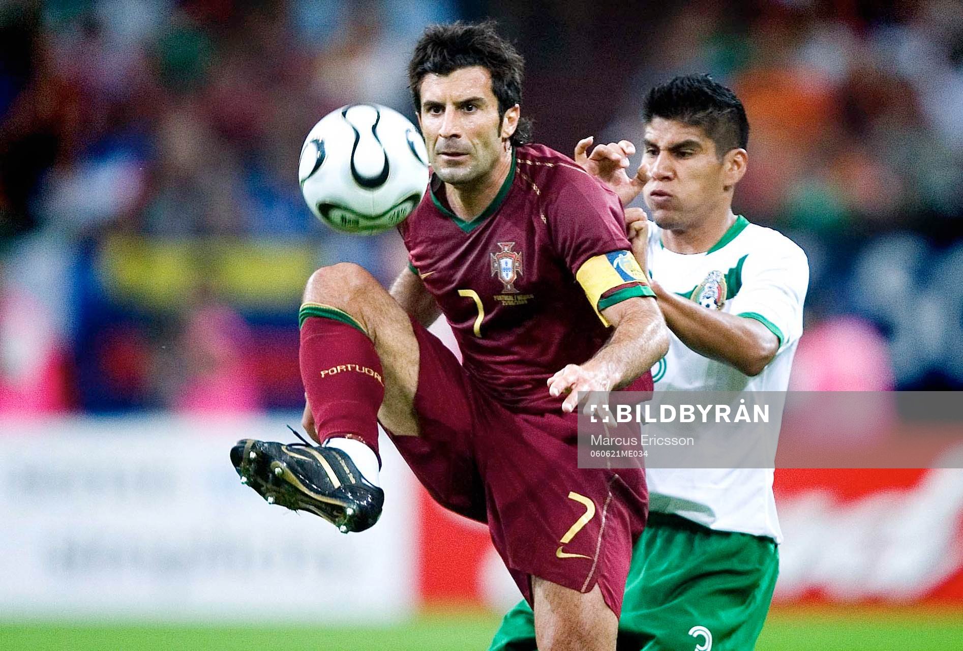 Luis Figo, Portugal med Carlos Salcido, Mexico i ryggen