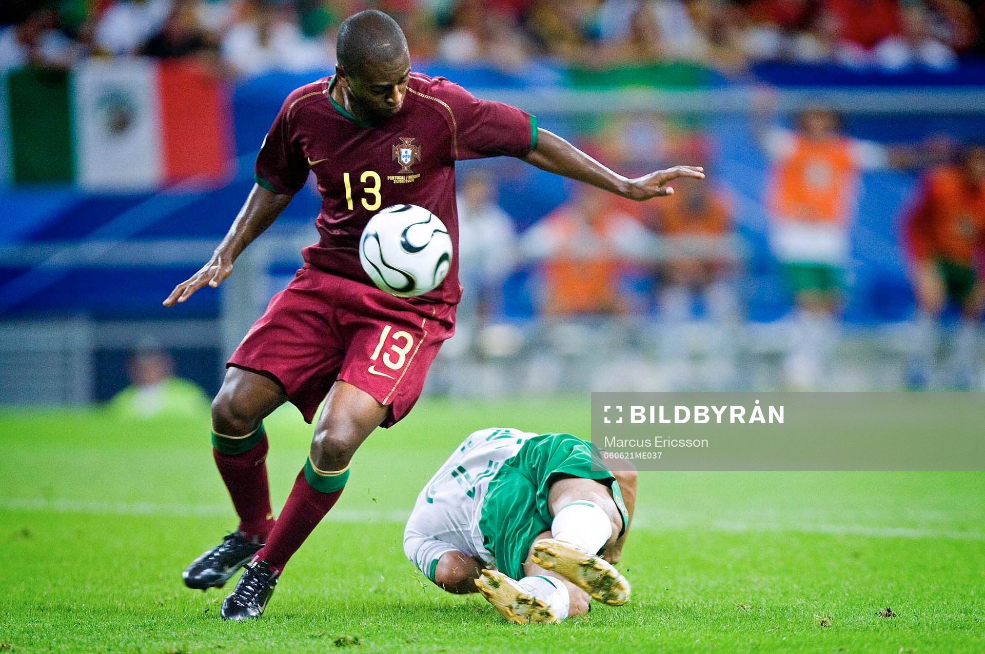 Luis Perez, Mexico slänger sig i målområdet bredvid