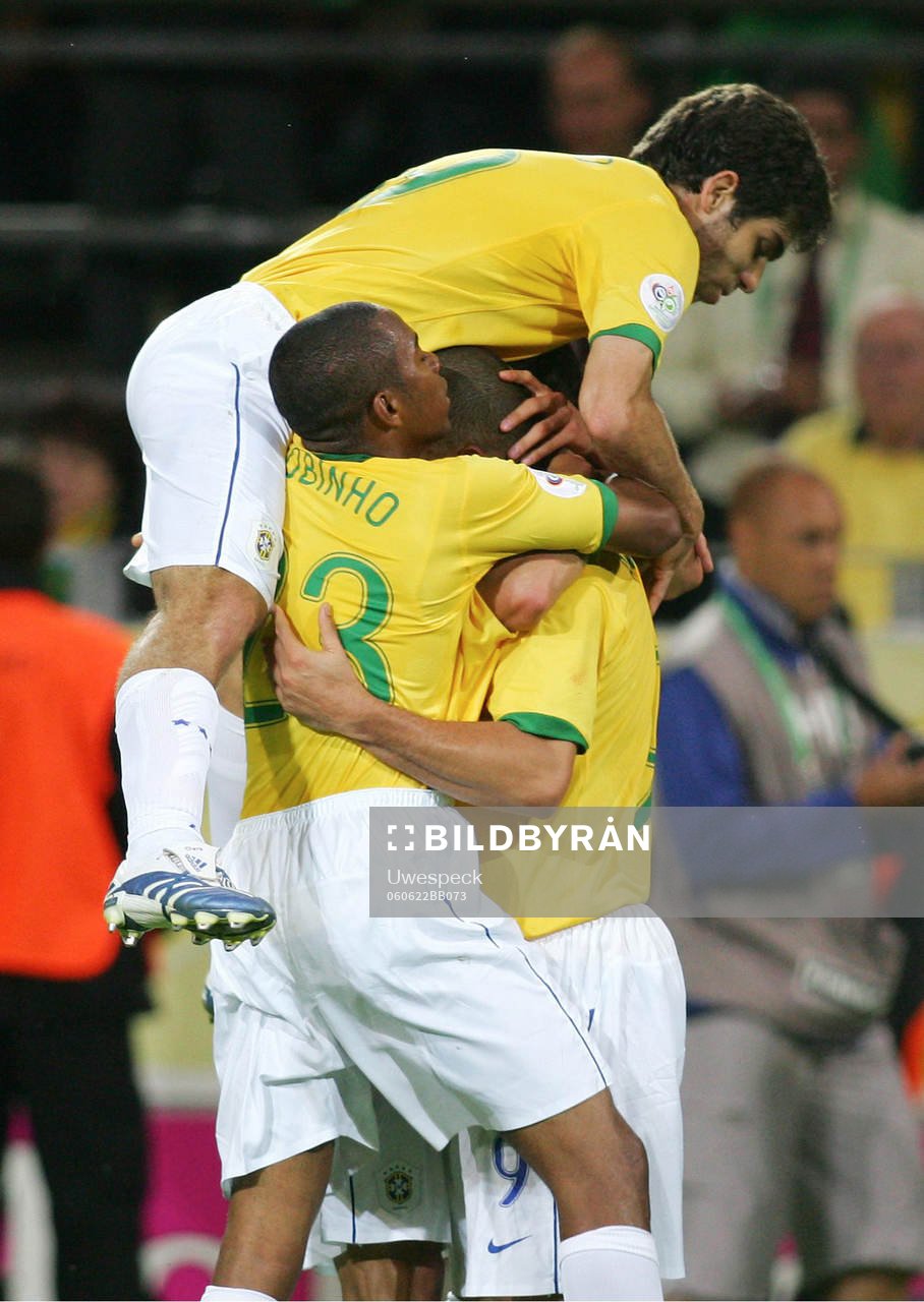  Juninho, Robinho, och Ronaldo, Brasilien. Jubel efter 1-1.