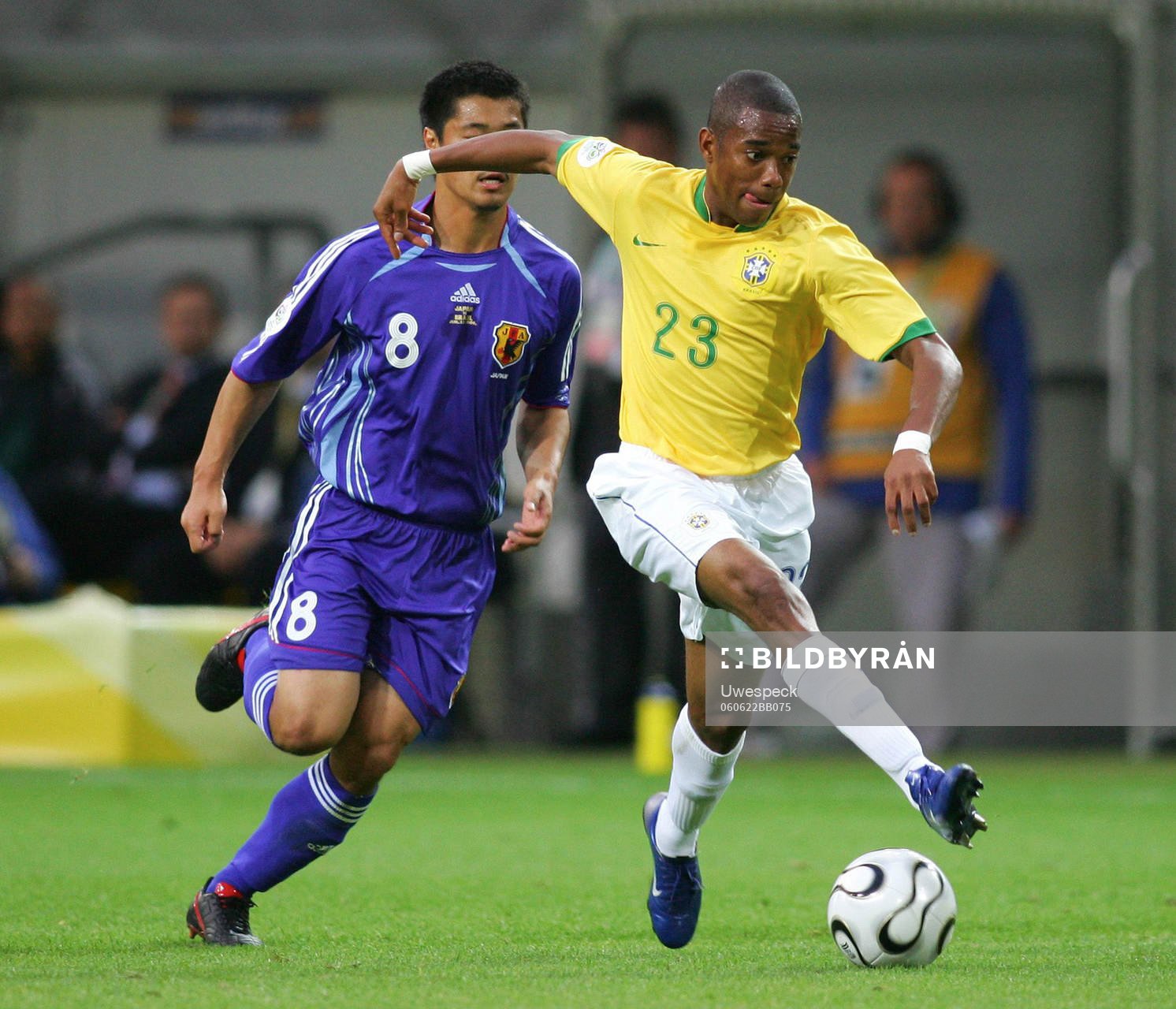 Mitsuo Ogasawara, Japan och Robinho, Brasilien