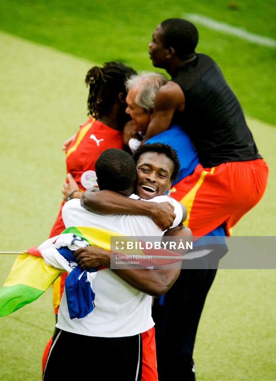 Derek Boateng, Ghana, och resten av laget jublar
