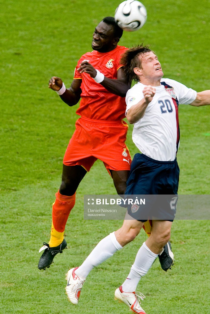 John Mensah, Ghana och Brian McBride, USA