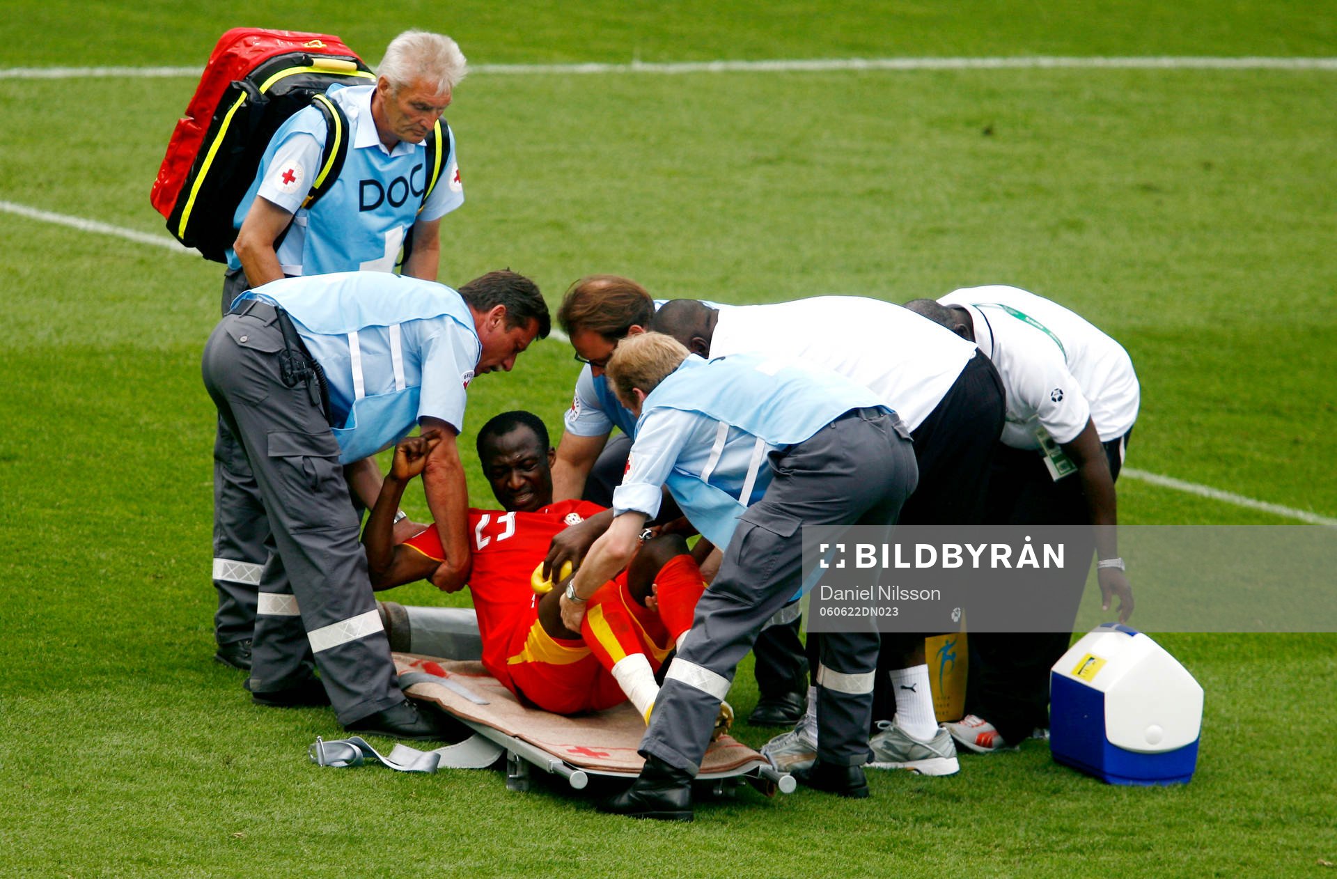 Fotboll, VM 2006, Haminu Draman, Ghana. Skada, bår,