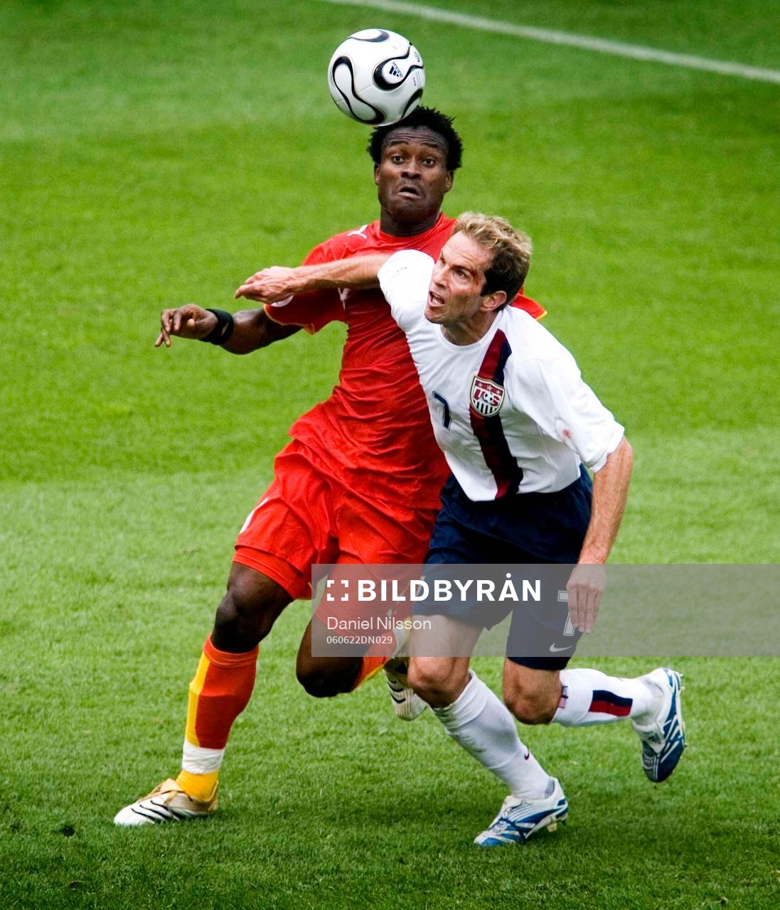 Fotboll, VM 2006, Ghana - USA: Derek Boateng, Ghana och Eddie Lewis, USA.