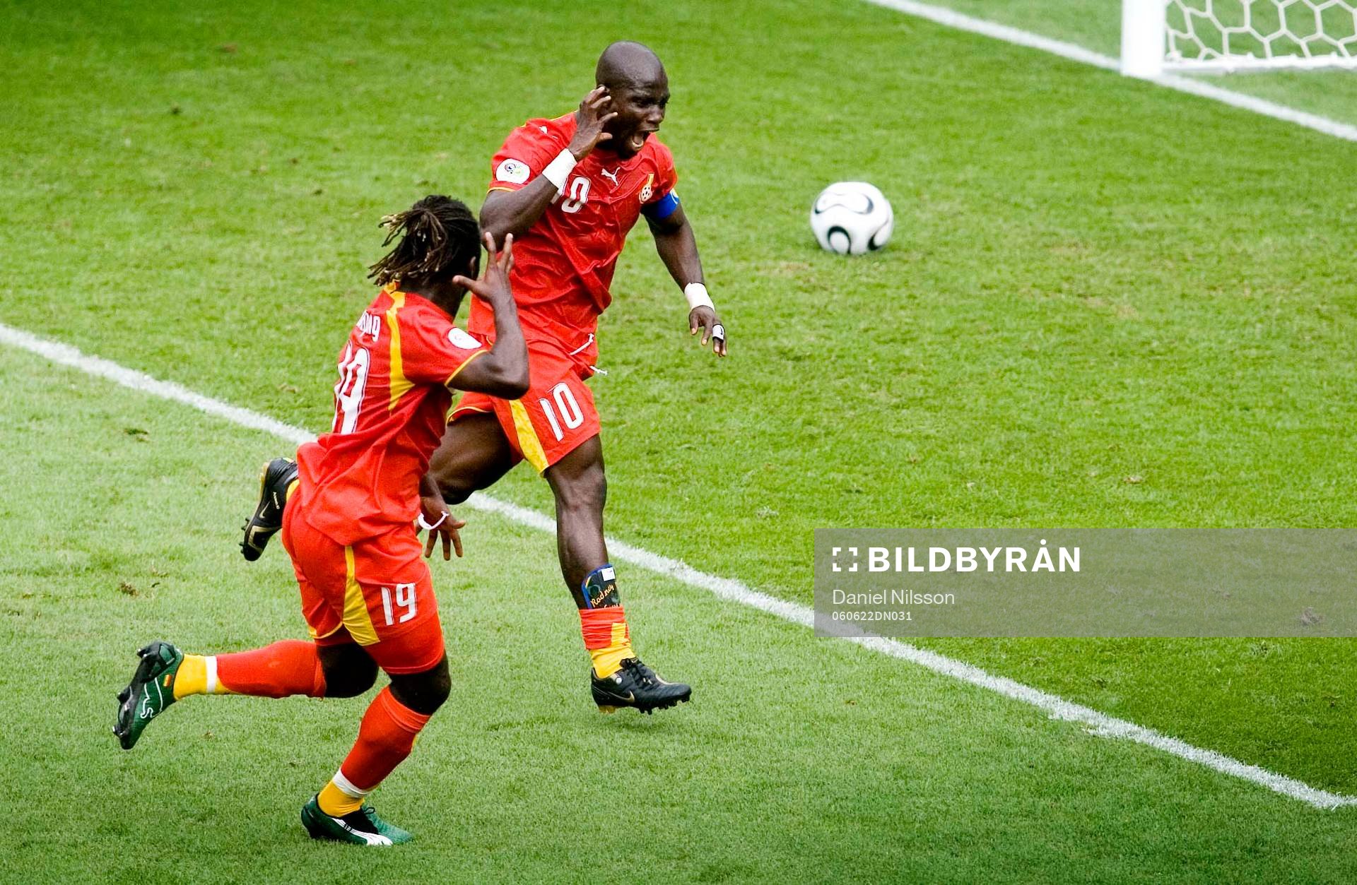 Fotboll, VM 2006, Ghana - USA: Stephen Appiah, Ghana, jubel med Razark Pimpong, efter 2-1 på straff.