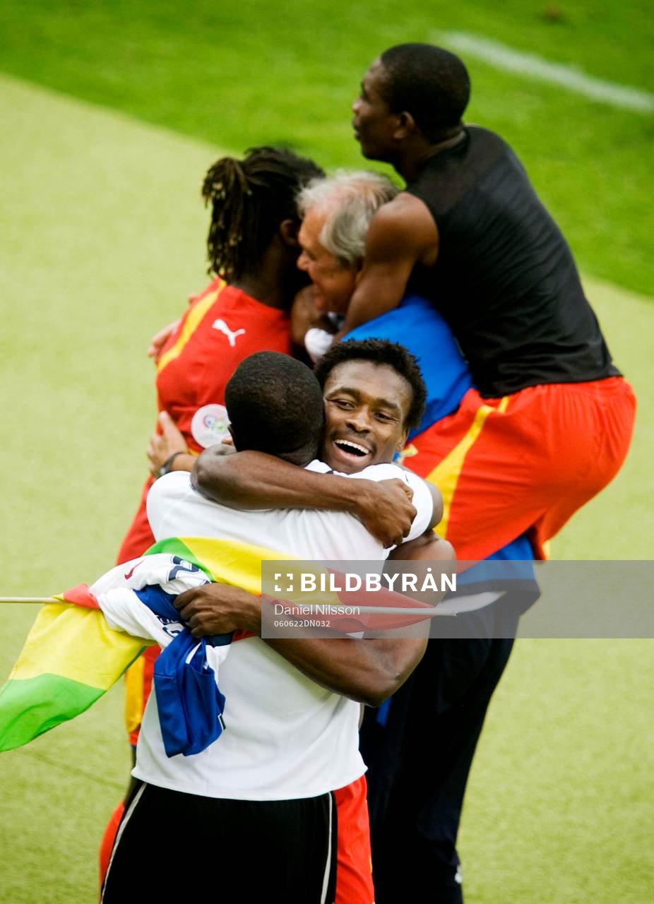 Derek Boateng, Ghana, och resten av laget jublar