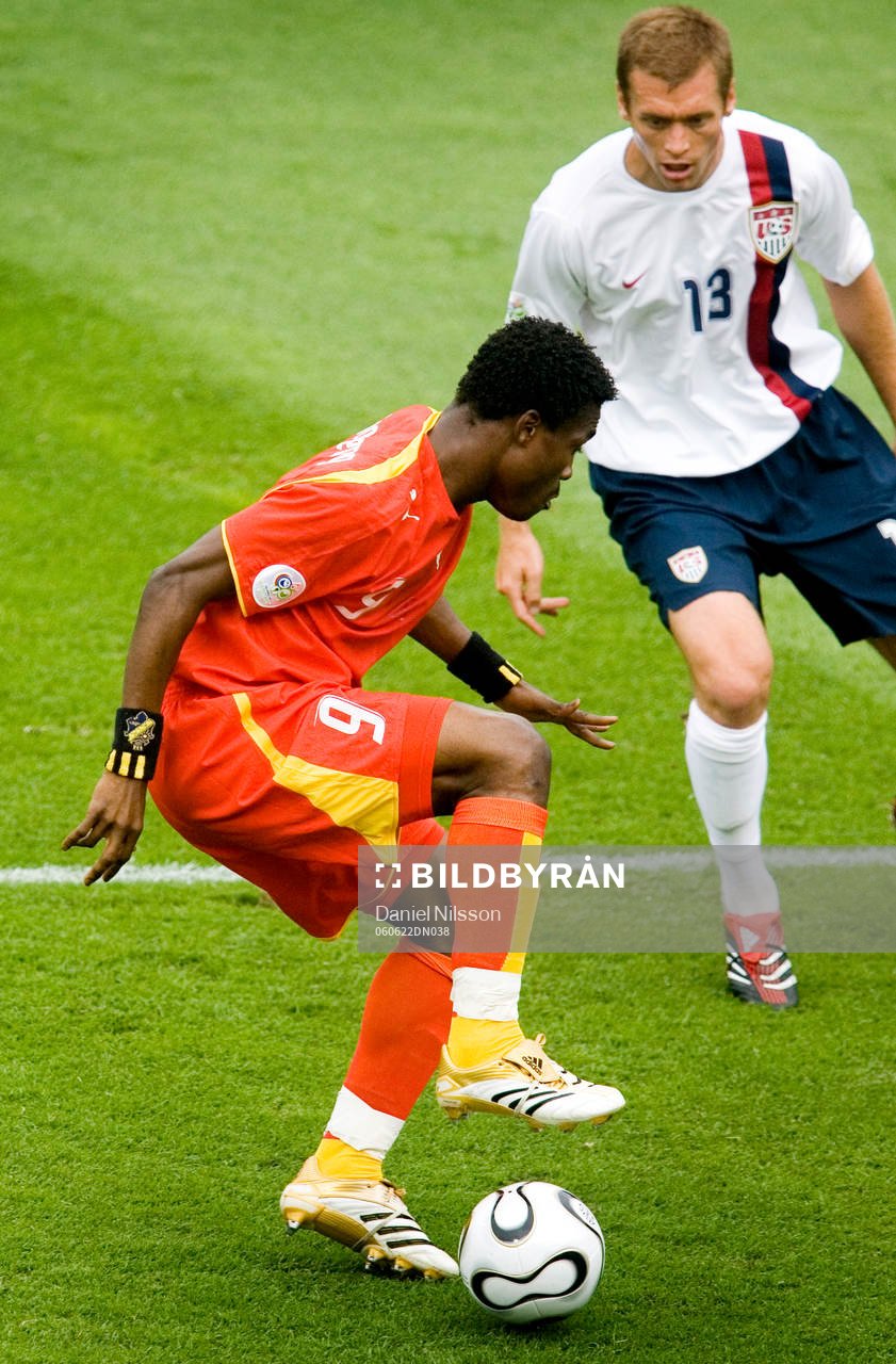 Derek Boateng, Ghana och Jimmy Conrad, USA