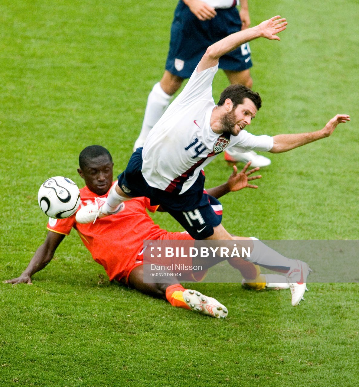 Ben Olsen, USA fälls av Matthew Amoah, Ghana
