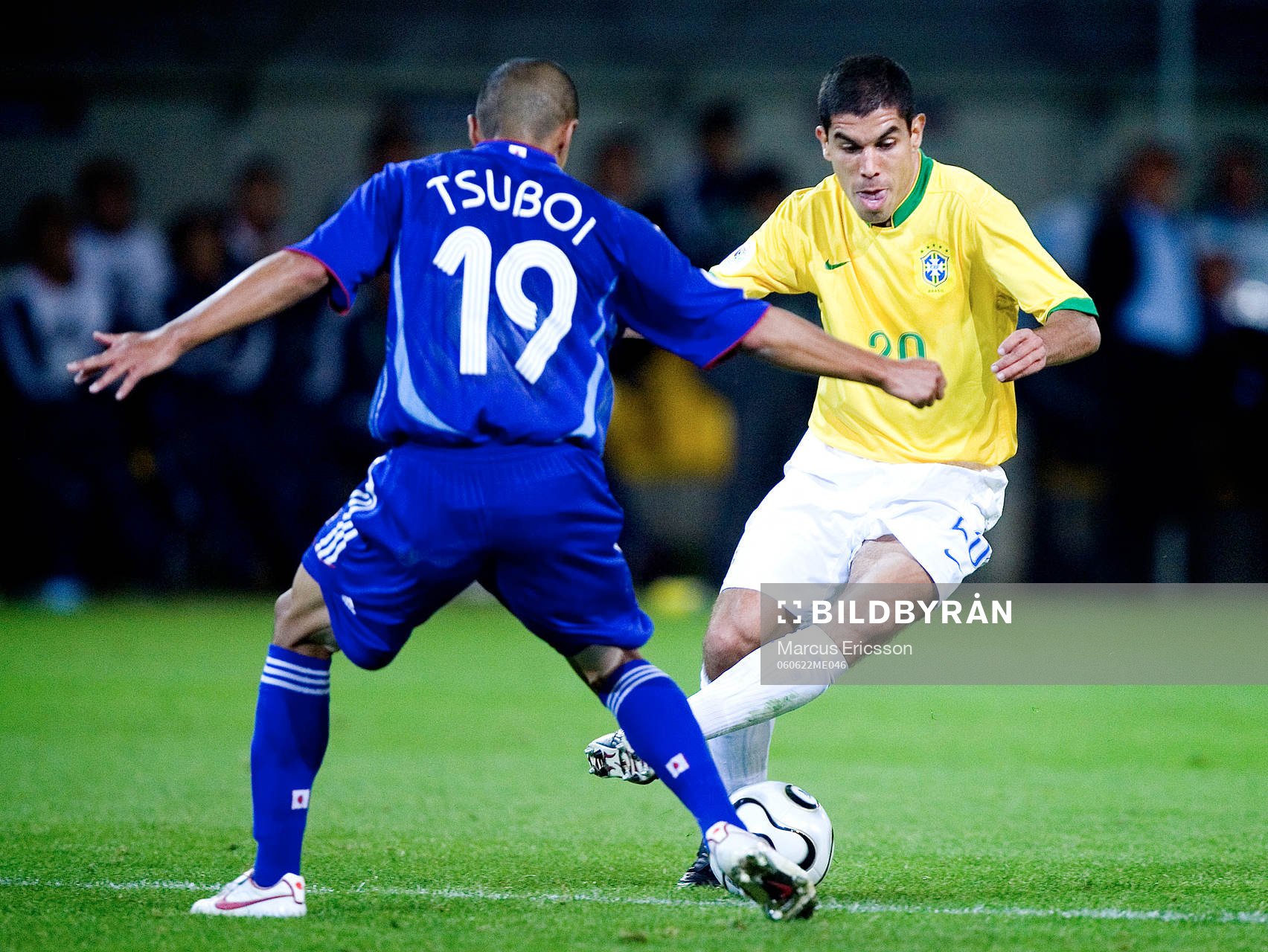 Ricardinho, Brasilien fintar bort Keisuke Tsuboi, Japan