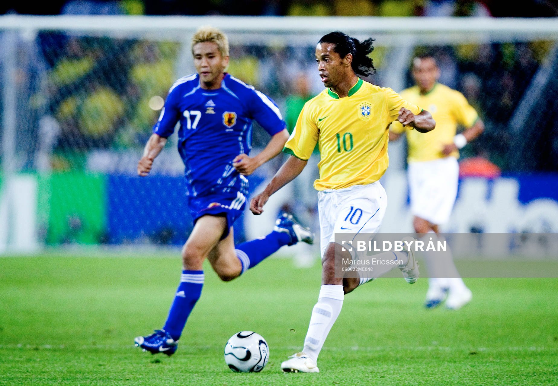 Ronaldinho, Brasilien driver boll. Junichi Inamoto, Japan