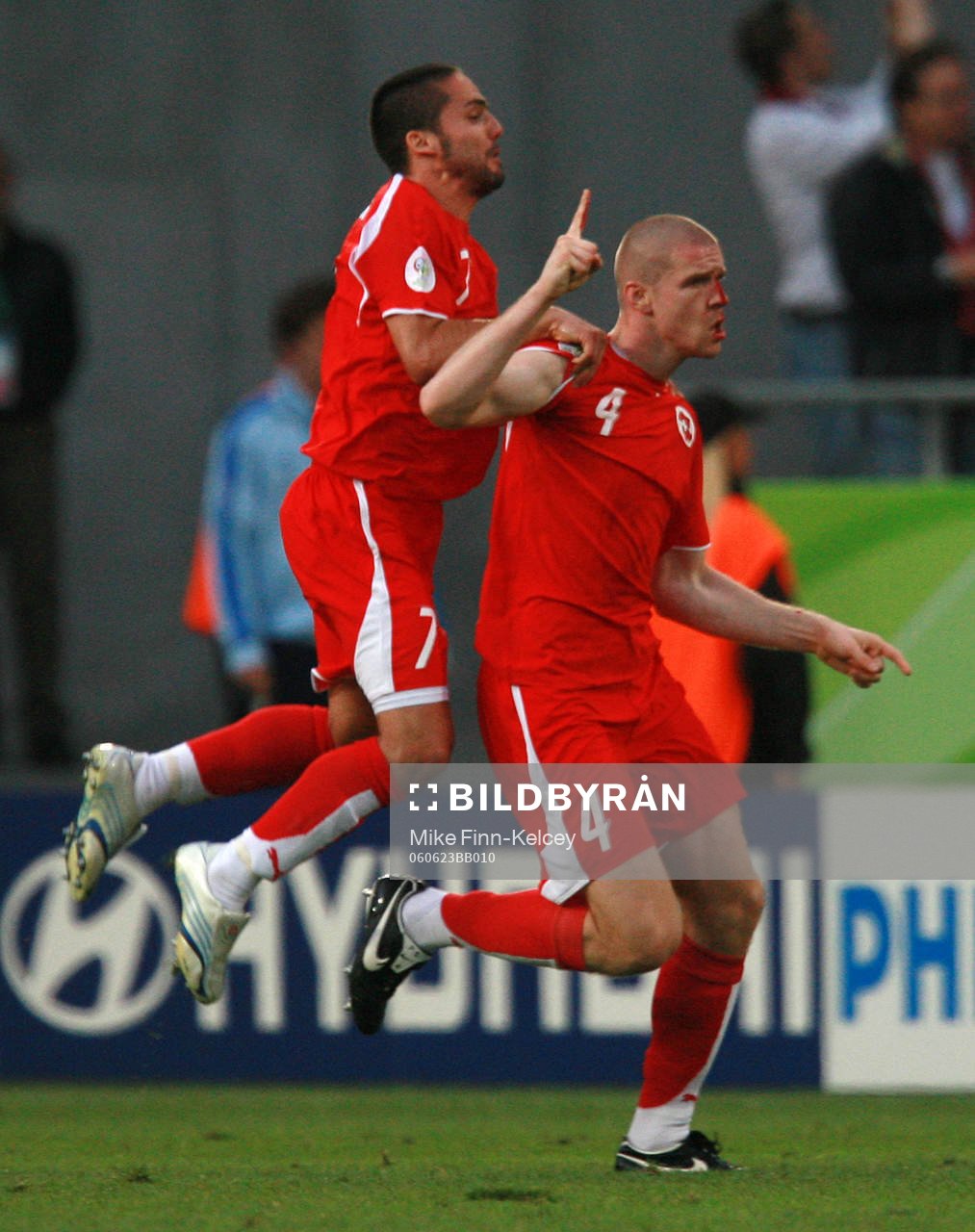 Philippe Senderos och Ricardo Cabanas, Schweiz (Jubel)