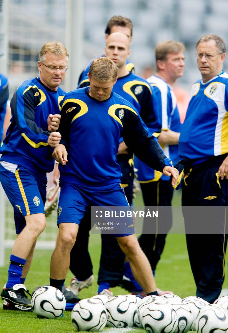 Marcus Allbäck och Roland Andersson skojar på träningen.