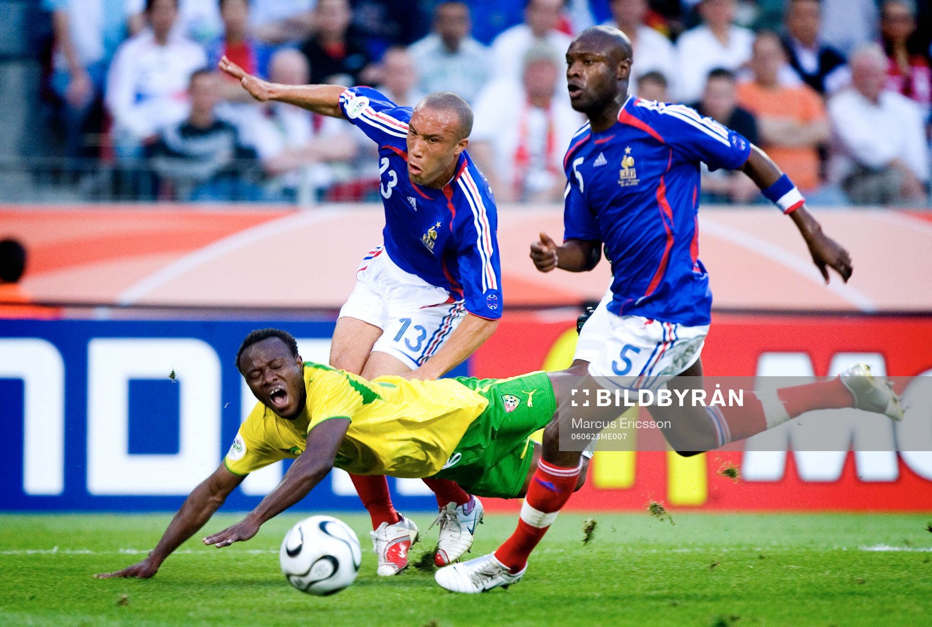  Yao Junior Senaya, Togo stoppas av Mikael Silvestre och William Gallas, Frankrike