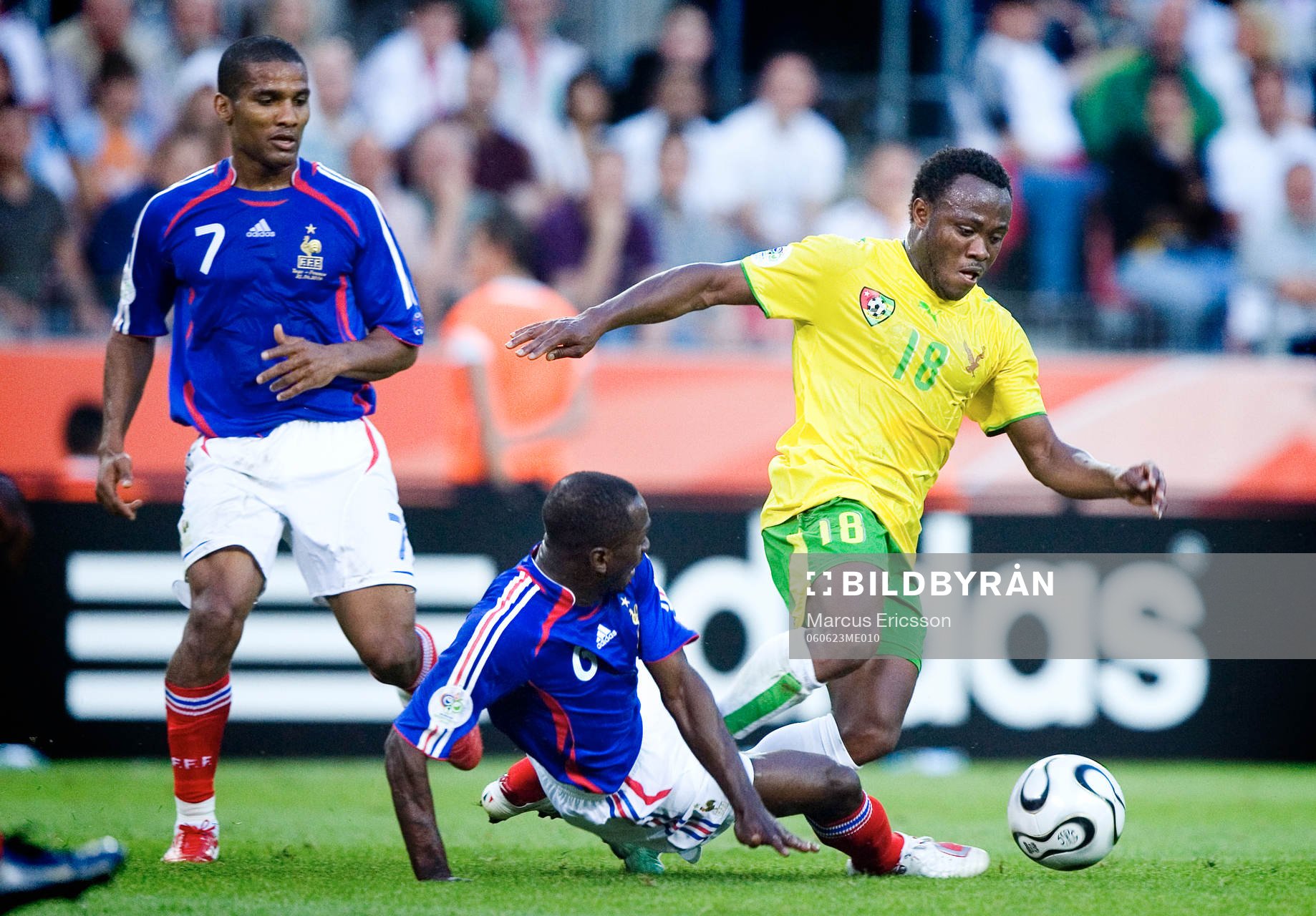  Claude Makelele, Frankrike glidtacklar Yao Junior Senaya, Togo