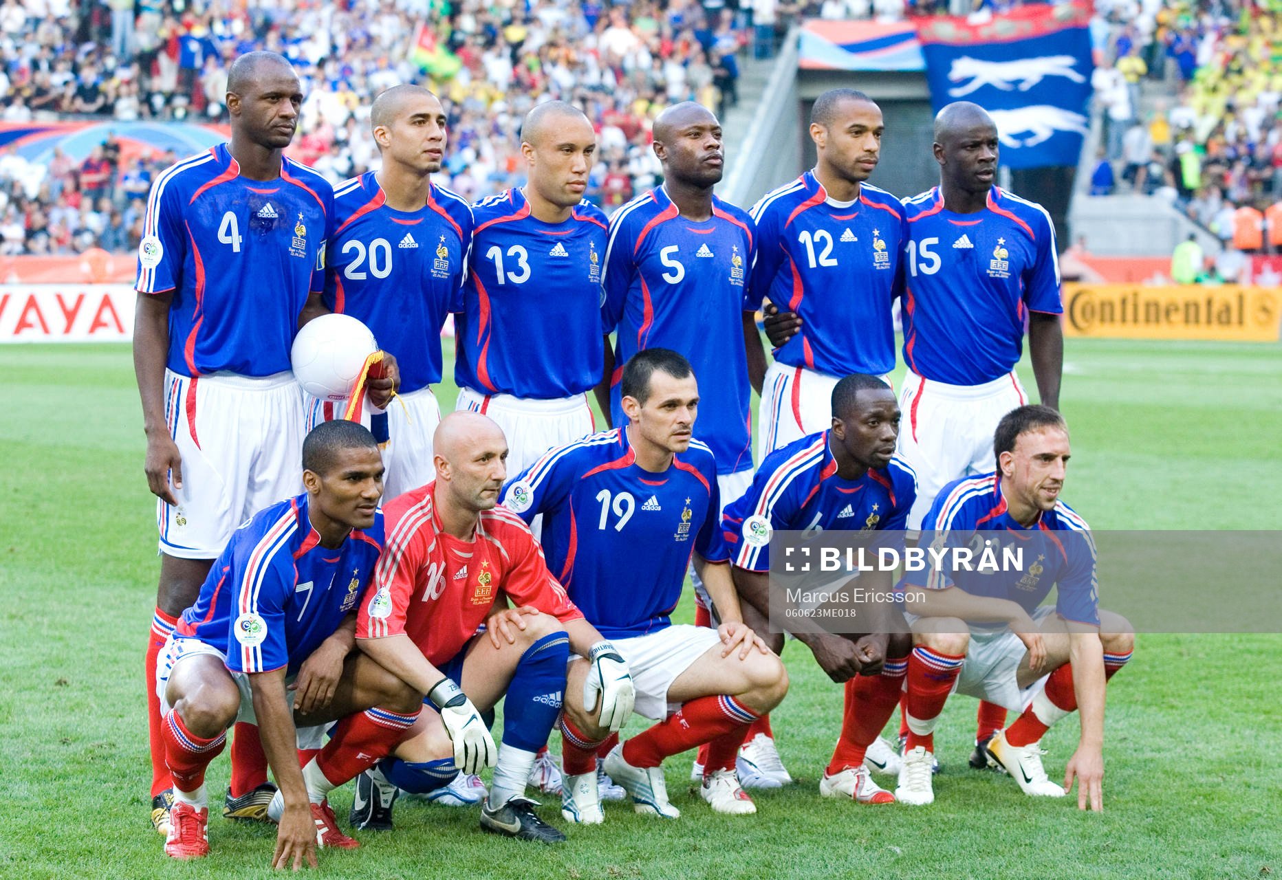 Bak fr.v Patrick Vieira, David Trezeguet, Mikael Silvestre,