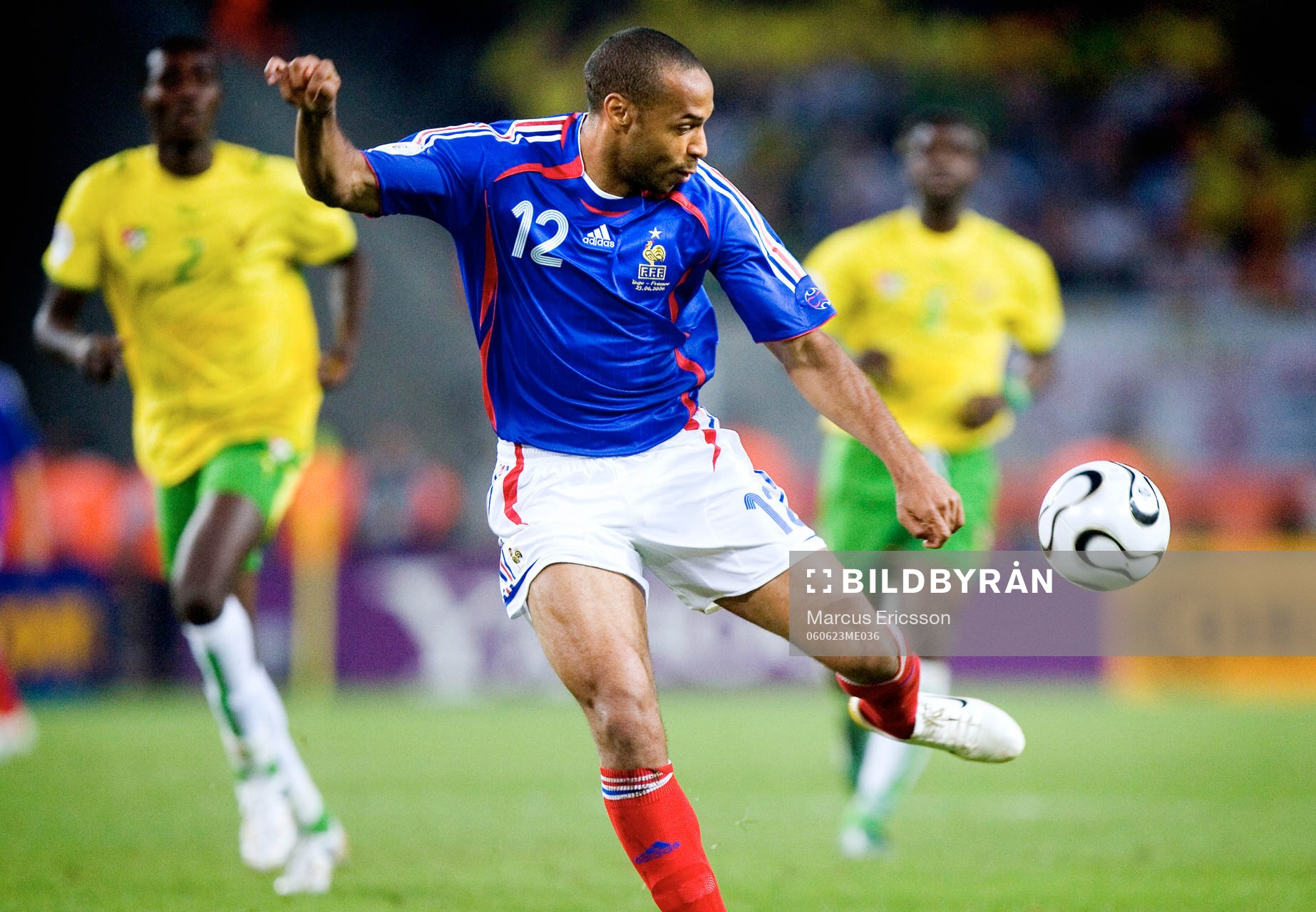 Thierry Henry, Frankrike får med sig bollen