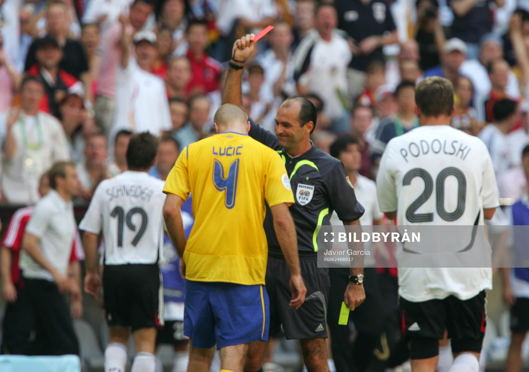 Teddy Lucic, Sverige visas ut av Carlos Simon, Brasilien