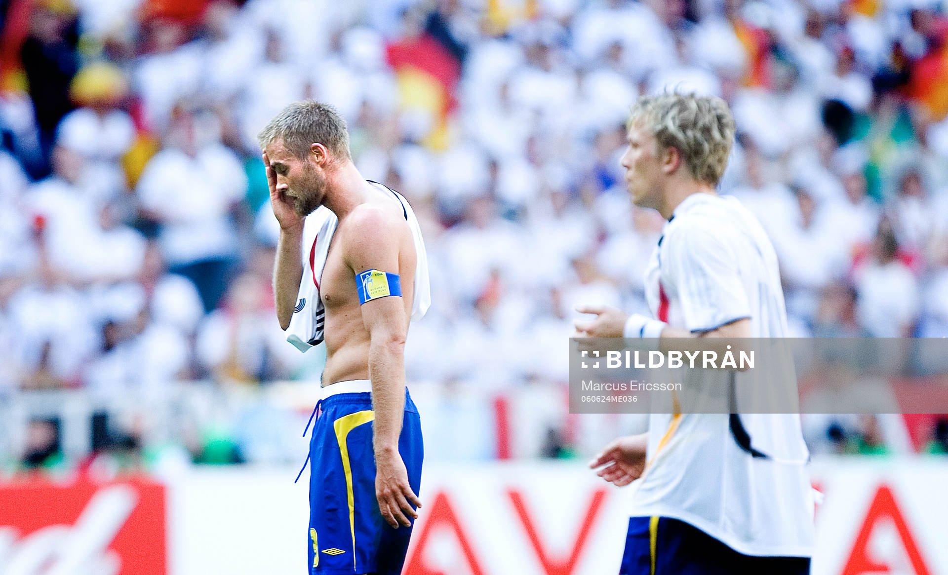 Olof Mellberg och Erik Edman lämnar arenan