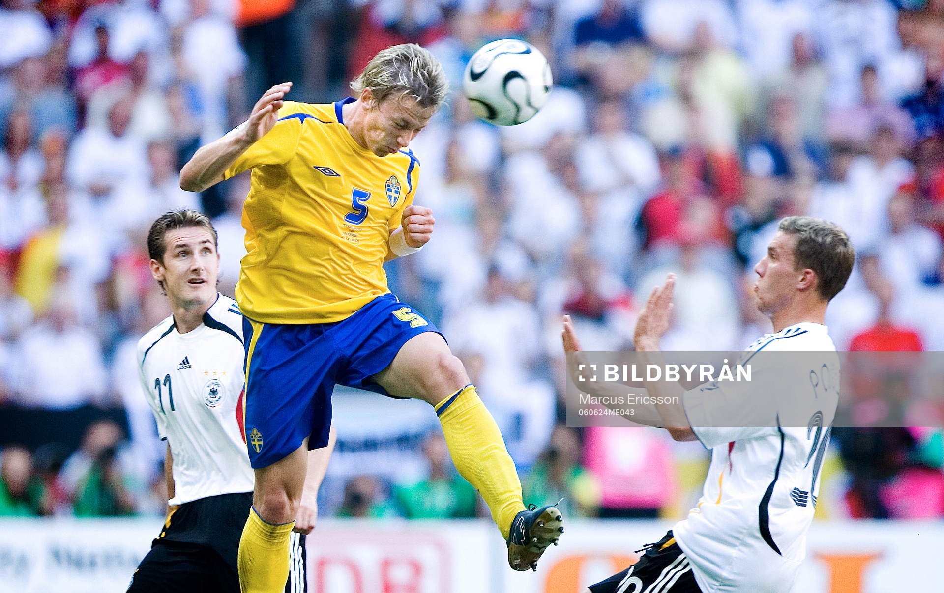 Erik Edman, Sverige är först upp och nickar undan  bollen