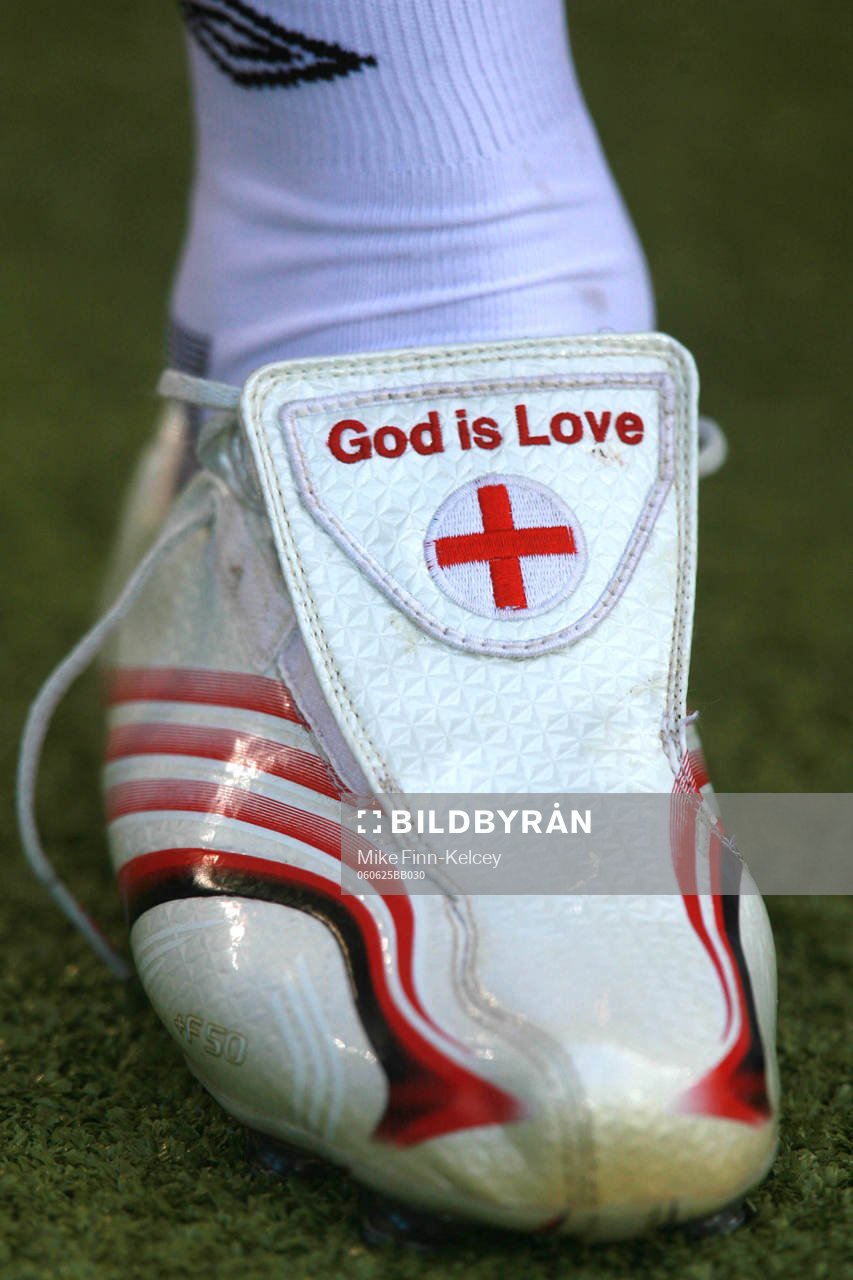 "God is Love" står det på Aaron Lennon skor (Sko)