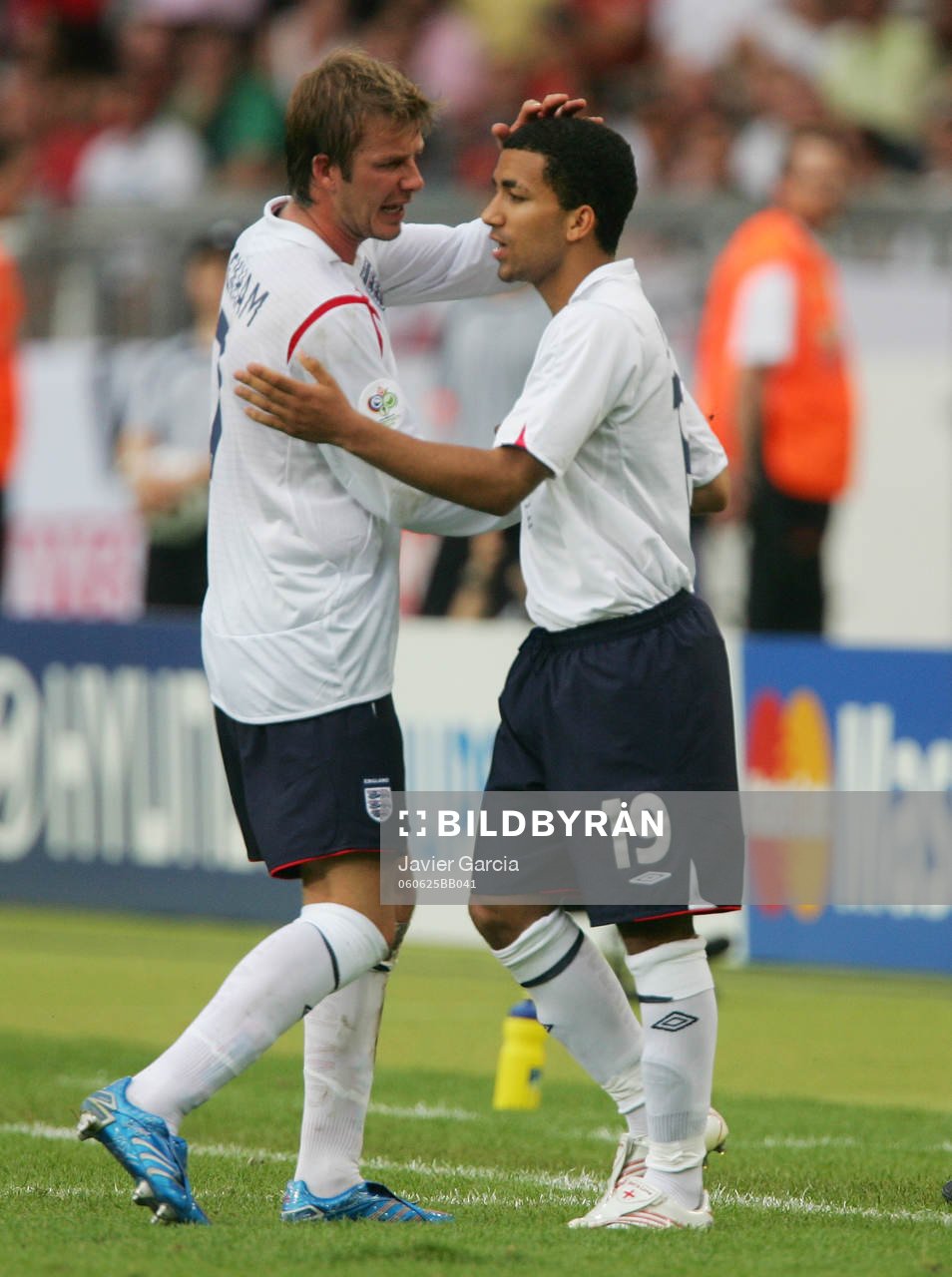 David Beckham ersätts av Aaron Lennon, England (Byte)
