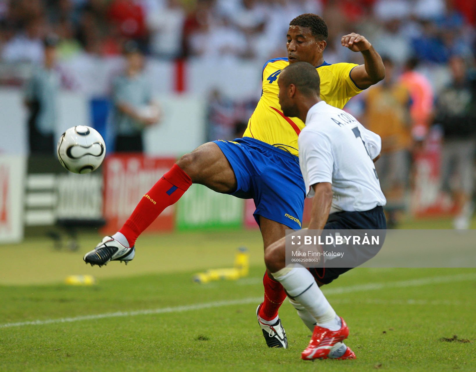 Ashley Cole, England och Ulises De La Cruz, Ecuador