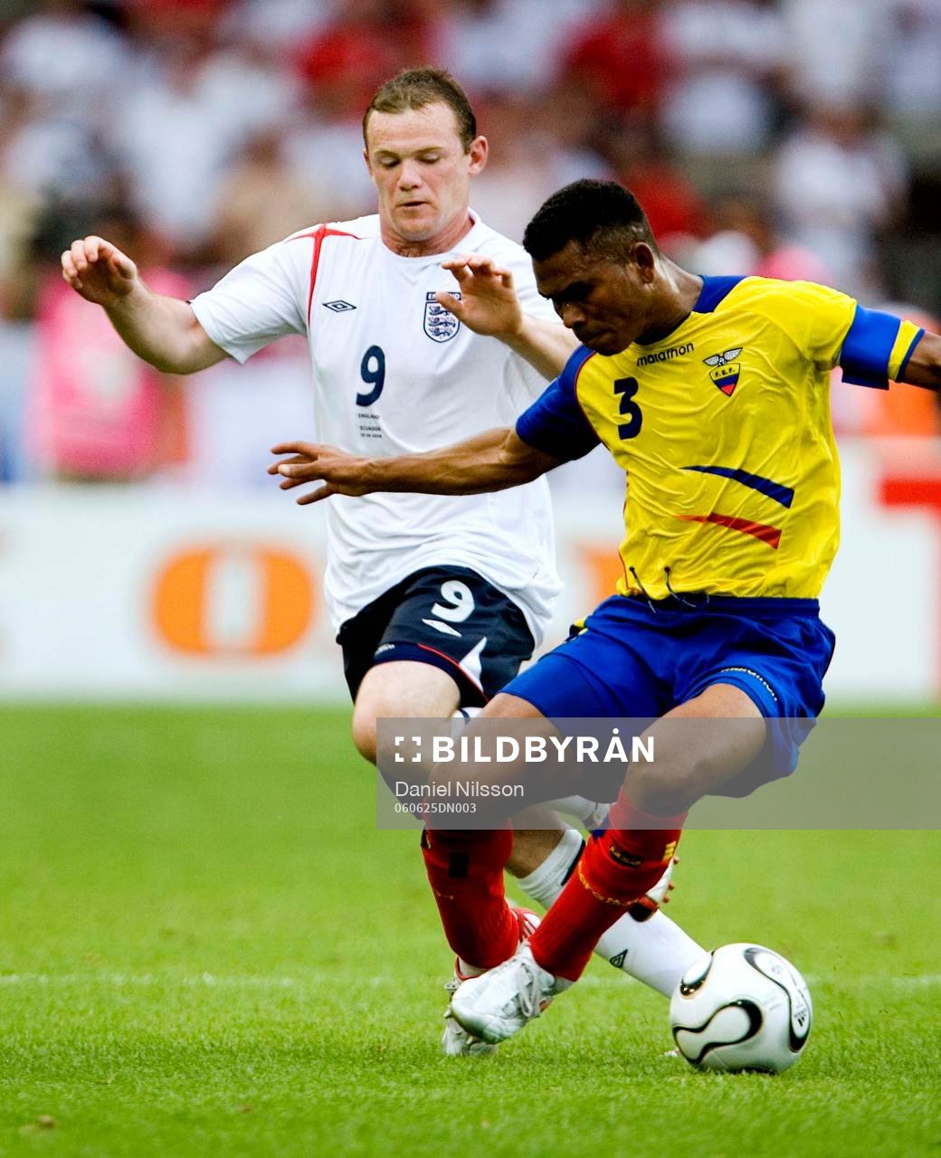 Fotboll, VM 2006, Åttondelsfinal, England - Ecuador: Wayne Rooney, England och Ivan Hurtado, Ecuadaor.