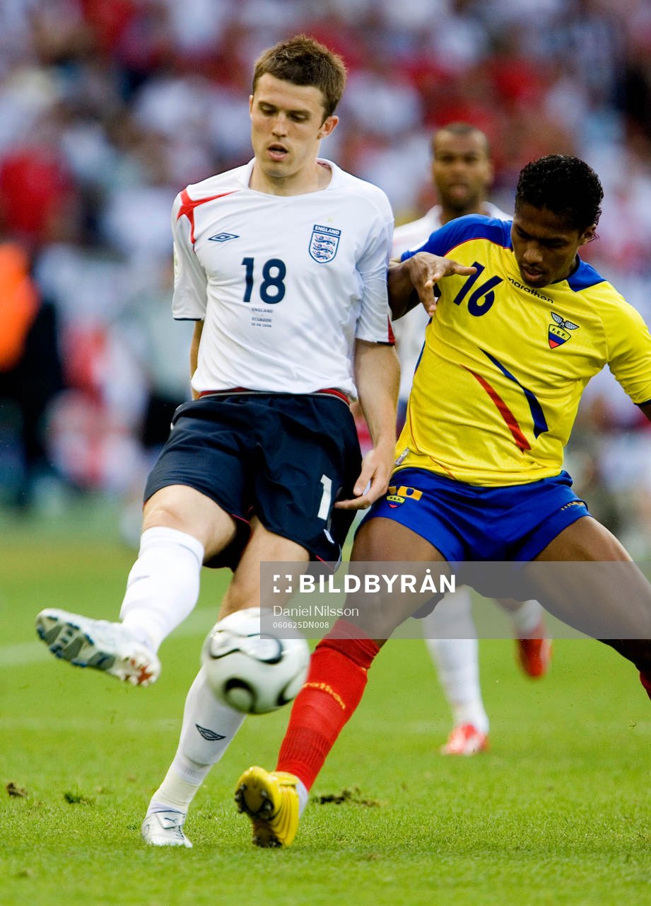 Michael Carrick, England och Luis Valencia, Ecuador