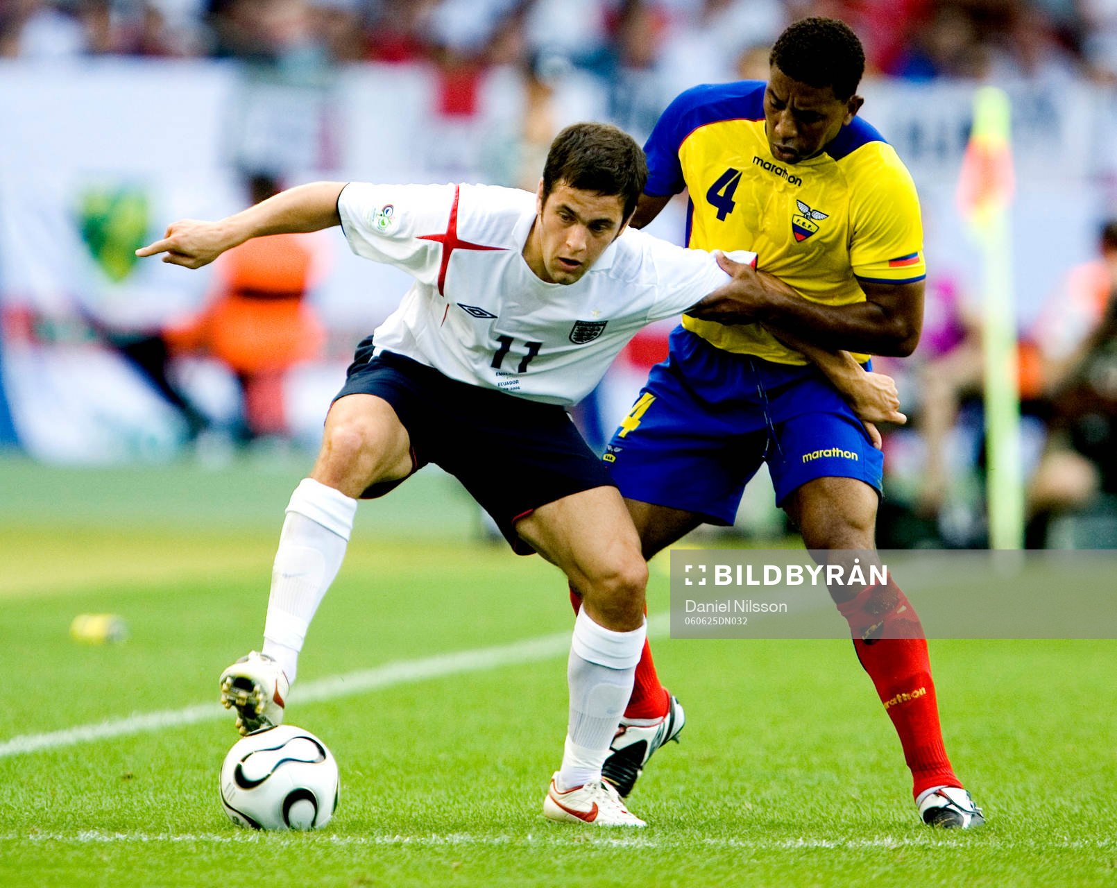  Joe Cole, England och Ulises De La Cruz, Ecuador.