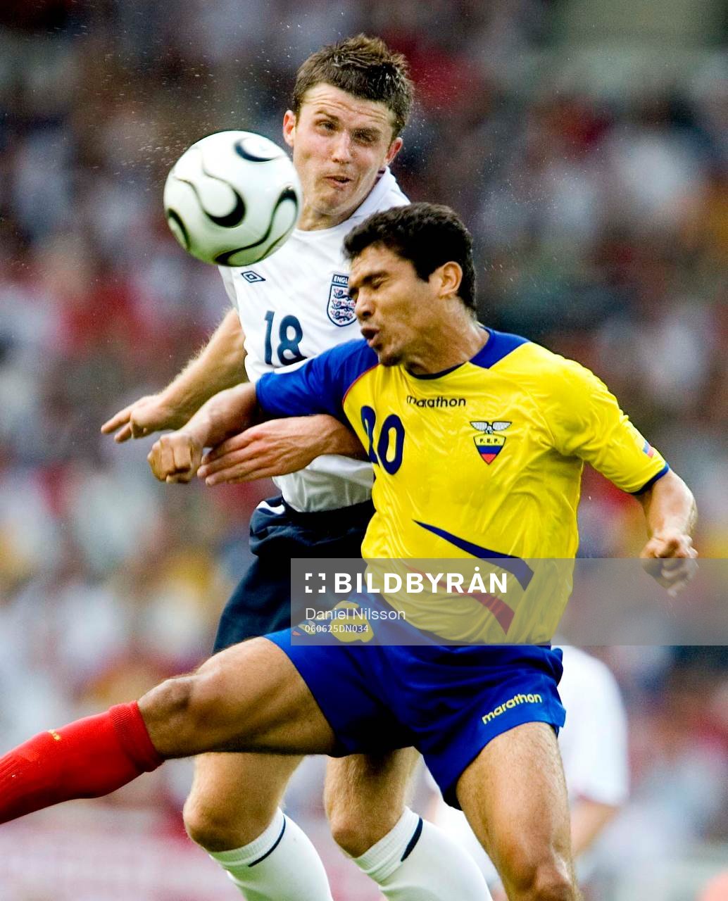 Fotboll, VM 2006, Åttondelsfinal, England - Ecuador: Michael Carrick, England och Edwin Tenorio, Ecuadaor.