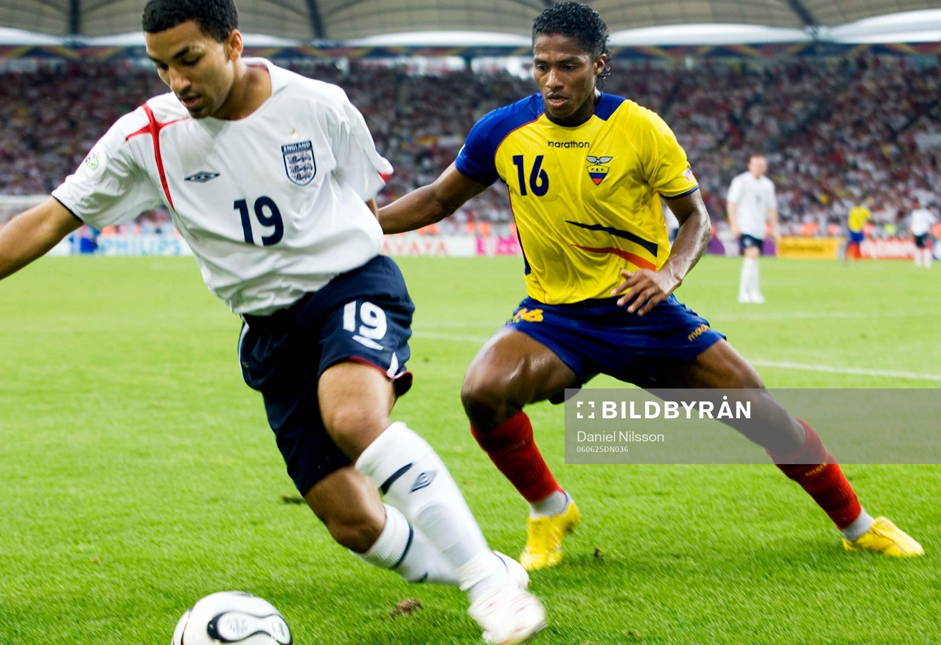 Fotboll, VM 2006, Åttondelsfinal, England - Ecuador: Aaron Lennon, England och Luis Valencia, Ecuador.