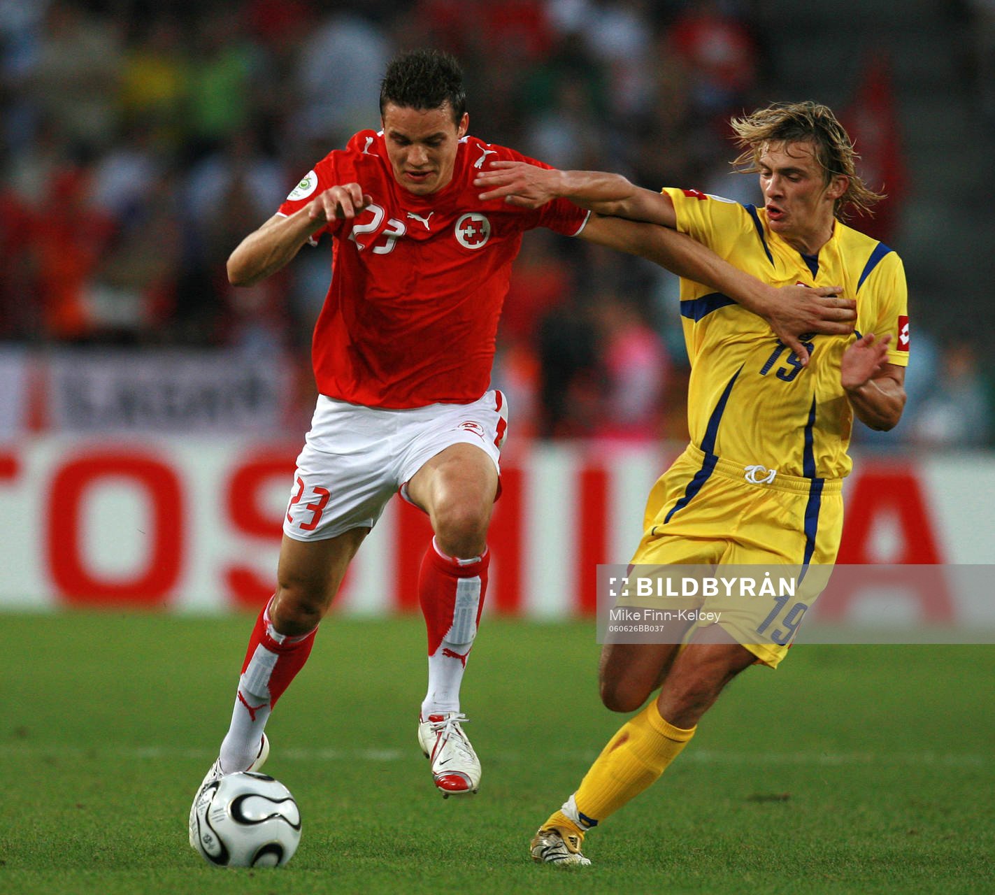 Artem Milevskiy, Ukraina och Philipp Degen, Schweiz